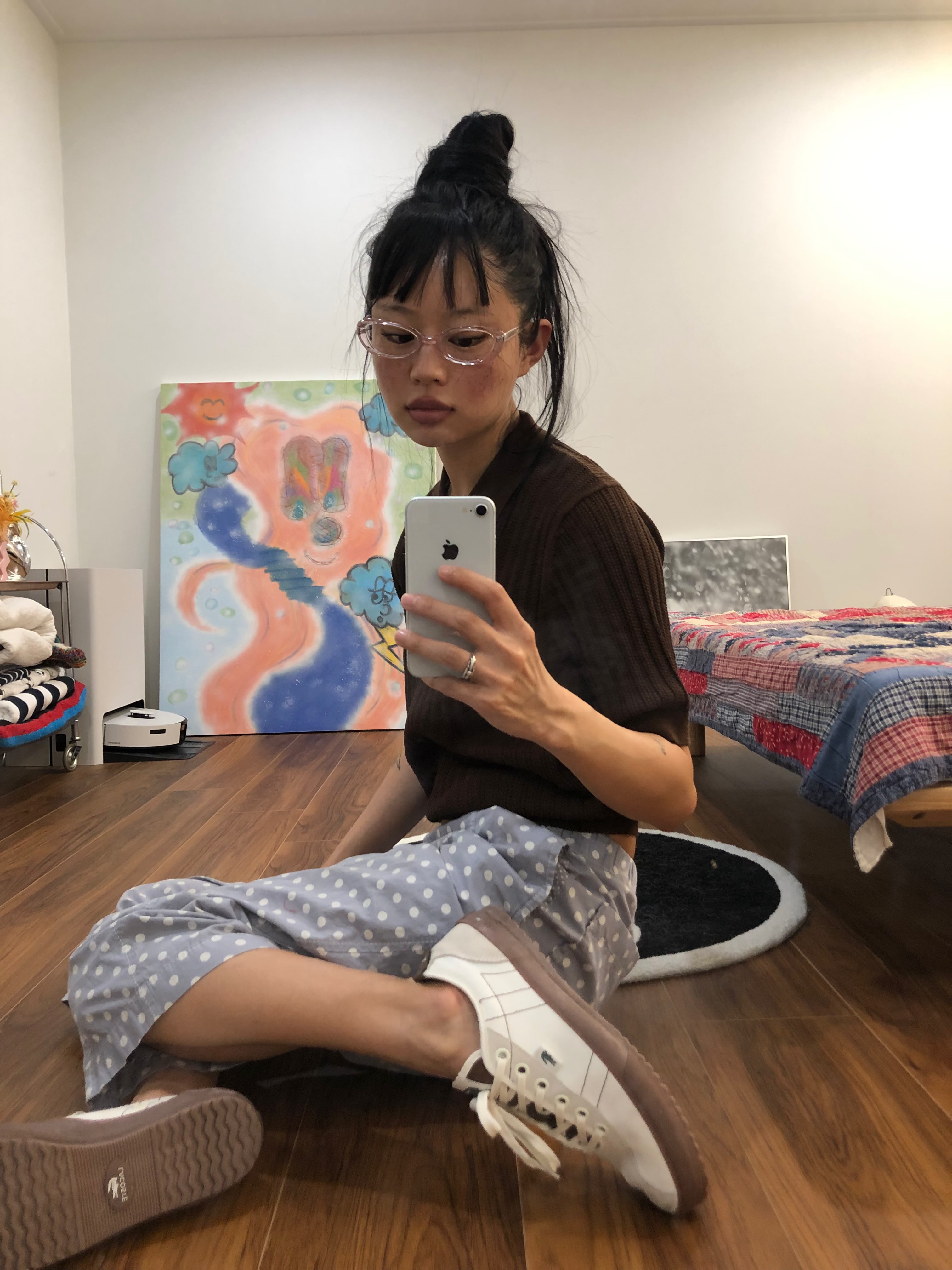 라코스테 필수템🎾👟백슬램 무드
1960년대 출시된 빈티지 악어 감성🐊🇫🇷새롭게 프렌치해

라코스테가 테니스 헤리티지와 프렌치 감성을 담은 백슬램 스니커즈를 선보였습니다.

라코스테가 1960년대 코트화를 현대적으로 재해석한 스니커즈 ‘백슬램’을 공개했습니다. 프렌치 감성과 절제된 디자인이 어우러진 이번 캠페인은 시즌 무드에 어울리는 데일리 스타일을 제안합니다.

오가닉 코튼 어퍼와 스웨이드 디테일, 안정감 있는 착화감이 특징이며, 오프 화이트, 더스티 핑크, 카키 등 다양한 컬러로 구성됐습니다. 일상에 자연스럽게 스며드는 감도가 돋보입니다.

빈티지 감성을 현대적으로 재해석한 디자인의 스니커즈, 봄 시즌 가볍고 산뜻한 데일리 스니커즈로 활용하세요. 이미지8