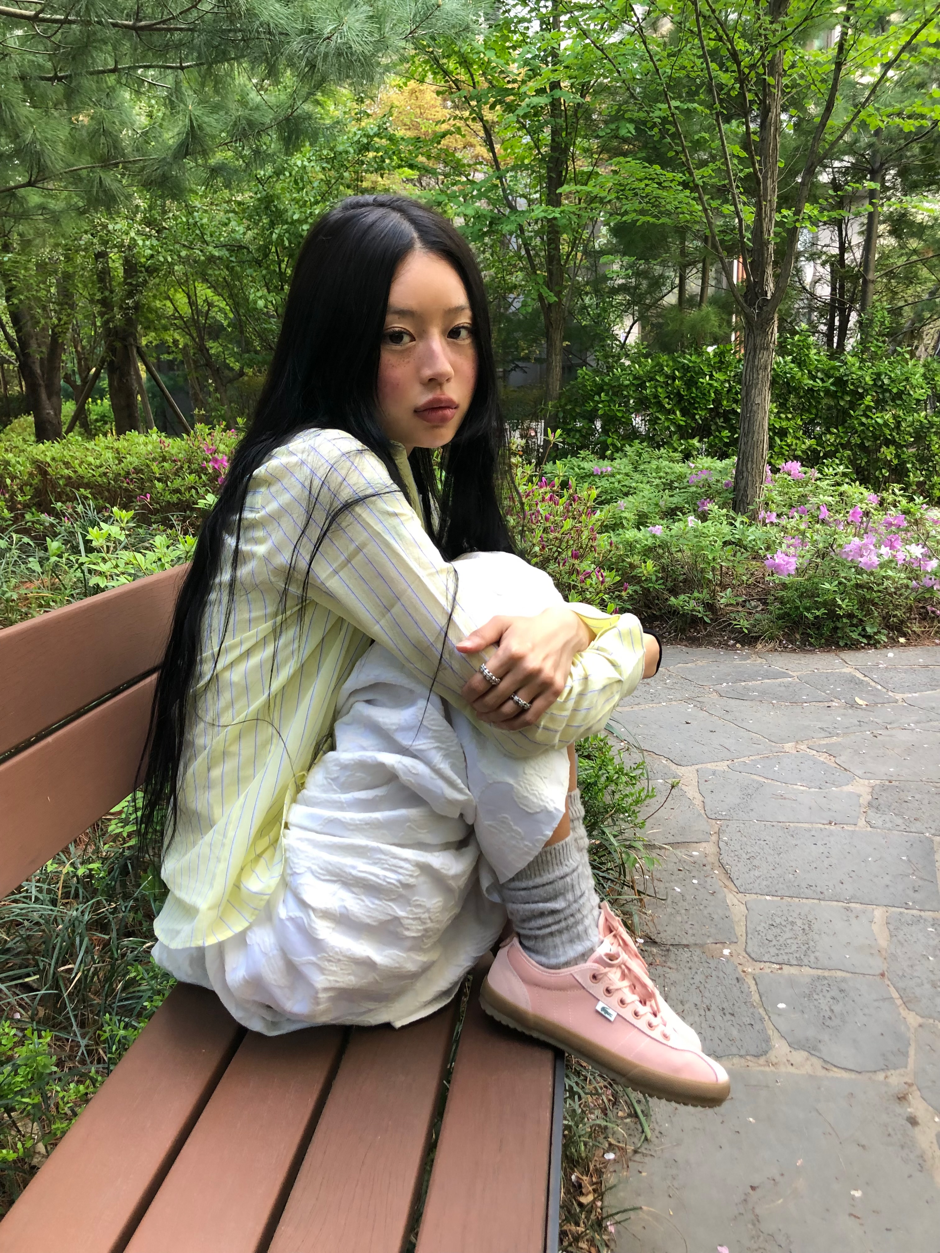 라코스테 필수템🎾👟백슬램 무드
1960년대 출시된 빈티지 악어 감성🐊🇫🇷새롭게 프렌치해

라코스테가 테니스 헤리티지와 프렌치 감성을 담은 백슬램 스니커즈를 선보였습니다.

라코스테가 1960년대 코트화를 현대적으로 재해석한 스니커즈 ‘백슬램’을 공개했습니다. 프렌치 감성과 절제된 디자인이 어우러진 이번 캠페인은 시즌 무드에 어울리는 데일리 스타일을 제안합니다.

오가닉 코튼 어퍼와 스웨이드 디테일, 안정감 있는 착화감이 특징이며, 오프 화이트, 더스티 핑크, 카키 등 다양한 컬러로 구성됐습니다. 일상에 자연스럽게 스며드는 감도가 돋보입니다.

빈티지 감성을 현대적으로 재해석한 디자인의 스니커즈, 봄 시즌 가볍고 산뜻한 데일리 스니커즈로 활용하세요. 이미지9