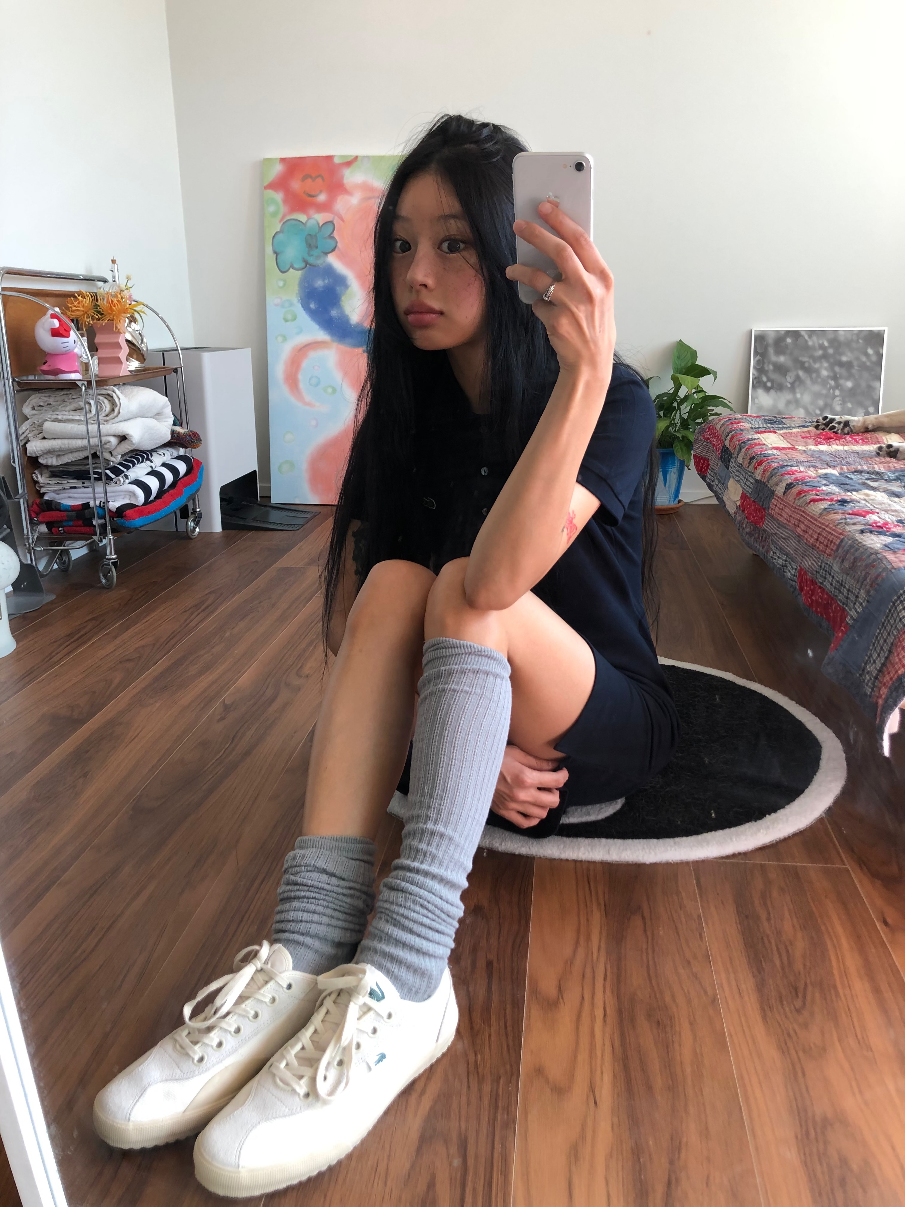 라코스테 필수템🎾👟백슬램 무드
1960년대 출시된 빈티지 악어 감성🐊🇫🇷새롭게 프렌치해

라코스테가 테니스 헤리티지와 프렌치 감성을 담은 백슬램 스니커즈를 선보였습니다.

라코스테가 1960년대 코트화를 현대적으로 재해석한 스니커즈 ‘백슬램’을 공개했습니다. 프렌치 감성과 절제된 디자인이 어우러진 이번 캠페인은 시즌 무드에 어울리는 데일리 스타일을 제안합니다.

오가닉 코튼 어퍼와 스웨이드 디테일, 안정감 있는 착화감이 특징이며, 오프 화이트, 더스티 핑크, 카키 등 다양한 컬러로 구성됐습니다. 일상에 자연스럽게 스며드는 감도가 돋보입니다.

빈티지 감성을 현대적으로 재해석한 디자인의 스니커즈, 봄 시즌 가볍고 산뜻한 데일리 스니커즈로 활용하세요. 이미지7