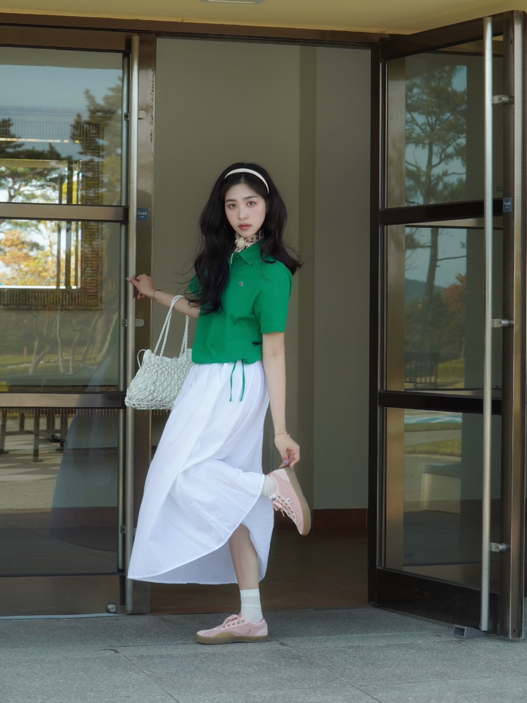 라코스테 필수템🎾👟백슬램 무드
1960년대 출시된 빈티지 악어 감성🐊🇫🇷새롭게 프렌치해

라코스테가 테니스 헤리티지와 프렌치 감성을 담은 백슬램 스니커즈를 선보였습니다.

라코스테가 1960년대 코트화를 현대적으로 재해석한 스니커즈 ‘백슬램’을 공개했습니다. 프렌치 감성과 절제된 디자인이 어우러진 이번 캠페인은 시즌 무드에 어울리는 데일리 스타일을 제안합니다.

오가닉 코튼 어퍼와 스웨이드 디테일, 안정감 있는 착화감이 특징이며, 오프 화이트, 더스티 핑크, 카키 등 다양한 컬러로 구성됐습니다. 일상에 자연스럽게 스며드는 감도가 돋보입니다.

빈티지 감성을 현대적으로 재해석한 디자인의 스니커즈, 봄 시즌 가볍고 산뜻한 데일리 스니커즈로 활용하세요. 이미지3