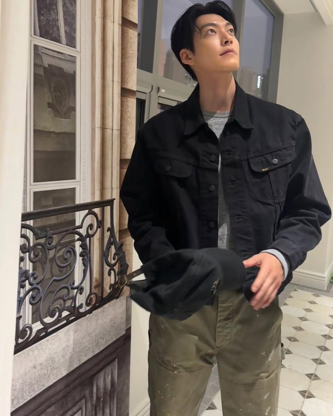 무심하게 흑청자켓🐦‍⬛ 이미지