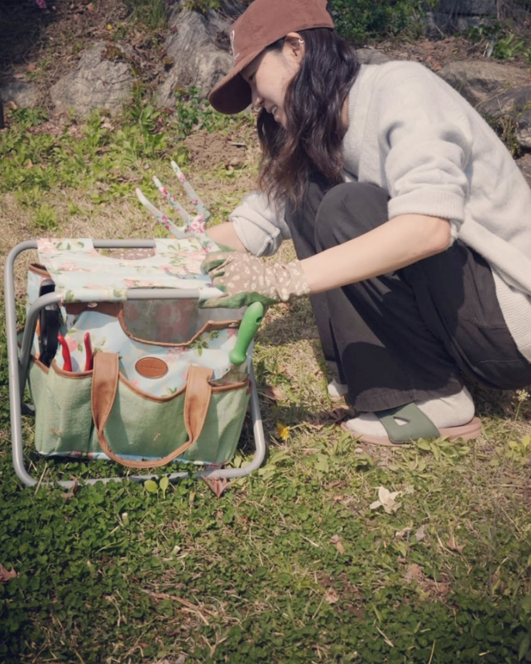 공블리 언니🌷가드닝템도 예뻐요
영국 감성 가드닝 아이템에 시선이 집중됩니다🪴🌼

공효진이 선택한 로즈 프린팅 가드닝 툴백 스툴이 눈길을 끌고 있습니다.

공효진이 선택한 로즈 프린팅 가드닝 툴백 스툴은 최근 그녀가 공개한 꽃밭 가꾸기 일상 속에서도 돋보였습니다. 영국 감성의 플로럴 프린트와 접이식 디자인, 여기에 살로몬 운동화와 볼캡까지 더해진 자연스러운 가드닝 룩이 인상적입니다.

툴백과 스툴이 결합된 이 제품은 가드닝 도구를 깔끔하게 수납할 수 있을 뿐 아니라, 가볍게 앉아 쉴 수 있는 기능까지 겸비했습니다. 실용성과 감성을 동시에 담아낸 선택입니다.

가드닝은 거창할 필요 없습니다. 손끝으로 좋아하는 것들을 가꾸는 소소한 취향이, 결국 가장 자연스러운 스타일을 만들어냅니다. 이미지