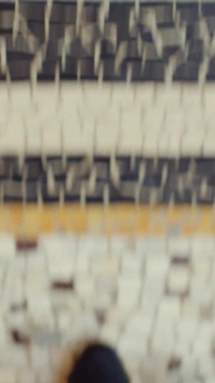샤넬, 소피아 코폴라가 연출한 2025/26 크루즈 쇼💛🖤

소피아 코폴라가 샤넬 2025/26 크루즈 쇼를 위한 티저 영상을 연출했습니다.

샤넬이 2025/26 크루즈 쇼를 앞두고 영화감독 소피아 코폴라가 연출한 티저 영상을 공개했습니다. 모델 이다 하이너가 이탈리아 빌라 데스테를 배경으로 컬렉션을 자유롭게 소화하는 모습이 담겼습니다.

티저 영상은 대리석 계단, 오커색 테라스, 코모 호수 풍경 속에서 하이웨이스트 쇼츠, 수영복, 액세서리 등을 착용한 이다 하이너의 모습을 통해 샤넬 특유의 몽환적이고 우아한 감성을 전합니다.

샤넬 2025/26 크루즈 쇼 영상은 4월 30일 오후 9시(한국 시각) 샤넬 공식 웹사이트에서 공개될 예정입니다. 이미지