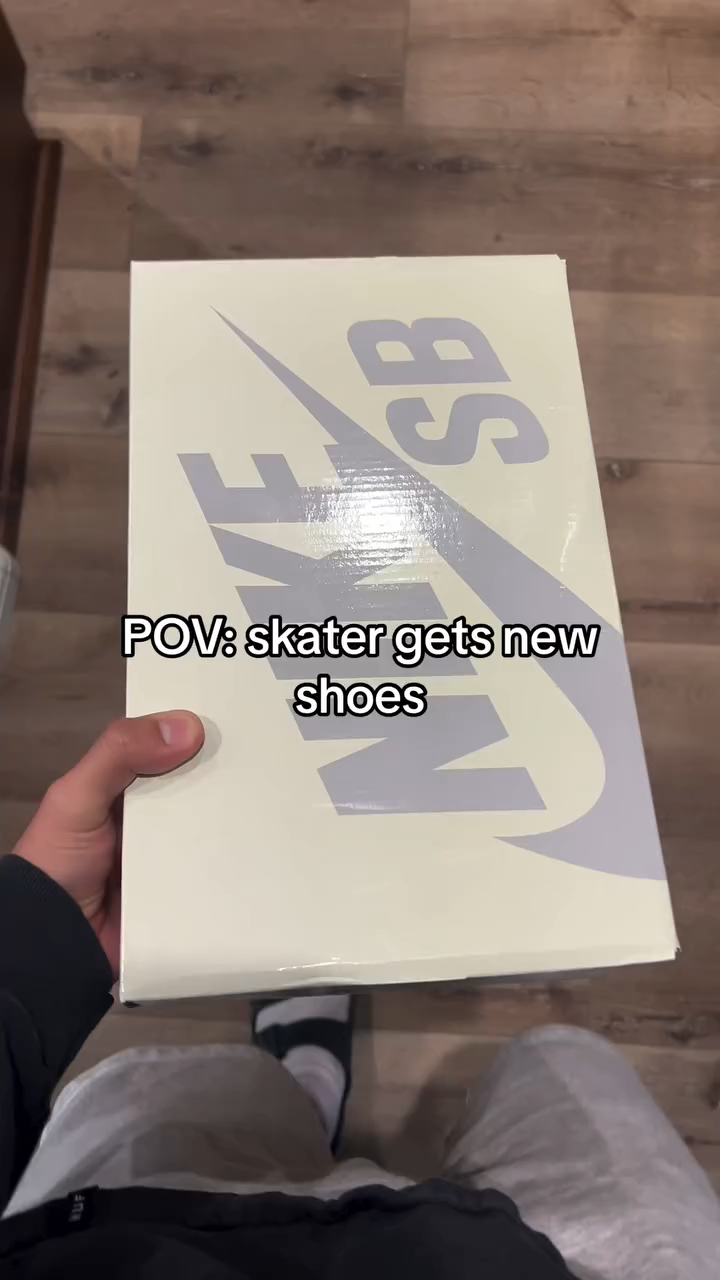 전자레인지에 신발 넣기?!

스케이터 사이에서 예전부터 꽤 흥미로운 방법 하나가 전해 내려오고 있습니다. 바로 새로 산 스니커즈를 전자레인지에 살짝 돌려서 신는다는 것인데요. 처음 들으면 "신발을 전자레인지에요?"라는 반응이 나올 수 있지만, 이 행동에는 나름의 이유와 맥락이 있습니다.

스케이터에게 신발은 단순한 패션 아이템이 아닙니다. 보드 위에서 발과 보드가 맞닿는 그 미세한 감각, 트릭을 시도할 때의 접지력, 회전의 각도, 그리고 무게 중심의 안정감까지 이 모든 것이 신발 하나에 달려 있다고 해도 과언이 아니죠. 특히 고무 밑창과 갑피는 그 유연성이나 반응성에 따라 기술의 난이도를 좌우할 수 있습니다.

그런데 막 신은 새 신발은 보통 너무 뻣뻣합니다. 고무창은 단단하고, 소재는 아직 발에 길들여지지 않았죠. 그래서 어떤 스케이터들은 조금 더 빠르게 신발을 길들이기 위해, 전자레인지라는 다소 독특한 방법을 택하기도 했습니다. 전자레인지에 짧은 시간 동안 돌리면, 고무와 재질이 살짝 부드러워지면서 신발이 더 빨리 발에 맞춰지기 때문입니다. 한마디로, 신발을 신는 즉시 곧장 보드 위에 올라설 수 있게 만드는, 일종의 준비 과정인 셈이죠.

물론 이 방법은 추천할 만한 안전한 방식은 아닙니다. 신발에 금속이 포함되어 있다면 화재 위험이 있으며, 너무 오래 돌릴 경우 신발의 접착제가 녹거나 형태가 망가질 수도 있습니다. 제조사에서 절대 권장하지 않는 이유가 여기에 있습니다.

그래서 요즘은 전자레인지 대신 조금 더 안전한 길들이기 방법들이 사용되고 있는데요. 예를 들어, 드라이어의 열을 이용해 재질을 부드럽게 하거나, 두꺼운 양말을 신고 실내에서 며칠간 신는 방식, 혹은 신발 안에 젖은 수건을 넣어 내부 습도를 조절하는 등의 방법이 있죠.

그럼에도 불구하고, 이런 전자레인지 길들이기 같은 팁들은 스케이트보드 문화가 가진 독특한 성격을 보여주는 재미있는 사례이기도 합니다. 정해진 규칙보다는 자신만의 방식으로 문제를 해결하려는 태도, 그리고 도전적인 실험 정신이 담겨 있기 때문입니다.

결국 중요한 것은 신발을 어떻게 길들이느냐보다, 그 신발을 신고 어떻게 자신만의 감각을 만들어 가느냐일 것. 누구는 전자레인지에서, 누구는 일상 속에서. 방식은 달라도 목표는 같습니다. 보드를 더 잘 느끼기 위해, 그리고 기술을 더 자연스럽게 연결하기 위해  그 모든 시작은 늘 발 아래 그 한 켤레의 신발에서부터 시작됩니다. 이미지