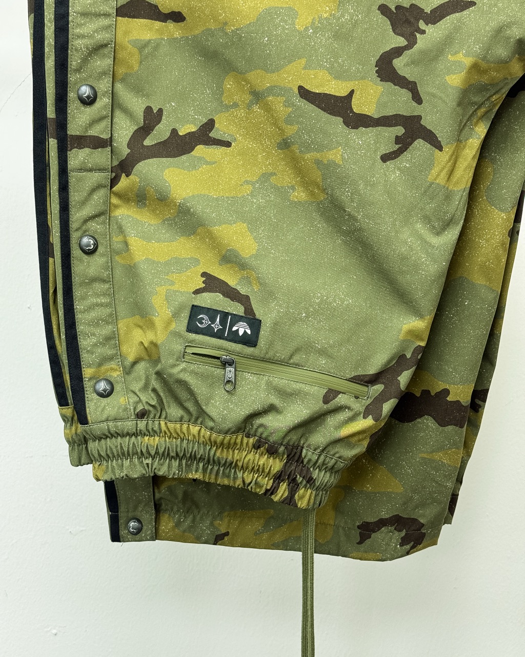 A New Code:⁠
Thug Club x adidas Originals⁠
⁠
떠그클럽이 아디다스 오리지널스와 손을 잡고, 새로운 협업 컬렉션을 선보입니다. 이번 협업은 단순한 디자인의 결합을 넘어, 두 브랜드가 지닌 철학과 정체성이 맞닿는 지점에서 탄생한 의미 있는 프로젝트로 평가될 것인데요.⁠
⁠
떠그클럽은 한국 스트리트웨어 신에서 독창적인 존재감을 구축해온 브랜드로, 실험적인 디자인과 대담한 감성, 그리고 날카로운 시선으로 많은 주목을 받아왔습니다. 아디다스 오리지널스는 스포츠웨어의 클래식한 유산을 현대적으로 재해석하며 전 세계적으로 사랑받는 브랜드죠. 두 브랜드의 만남은 전통과 반항, 헤리티지와 혁신이라는 상반된 개념의 조화를 통해 새로운 창조의 방향을 제시할 것으로 보입니다.⁠
⁠
이번 협업은 클래식 스포츠웨어를 기반으로, 스트리트웨어의 자유로운 태도와 결합해 떠그클럽만의 방식으로 풀어낸 것이 특징입니다. 여기에 떠그클럽의 미학, 고전과 미래, 정제와 해체, 거리성과 고급스러움 사이의 경계를 넘나드는 감각이 더해졌는데요.⁠

수십 년 동안 스트리트 씬을 사로잡은 슈퍼스타, 레이싱에서 영감을 받은 아디레이서가 떠그클럽 특유의 감성과 만나 더욱 강렬한 디자인으로 재해석되었습니다.
⁠
'A New Era of Breakthrough'라는 슬로건 아래, 두 브랜드는 기존의 틀을 깨고 새로운 가능성을 탐색하며, 패션을 매개로 한 문화적 전환점을 만들어가고자 합니다. 떠그클럽과 아디다스 오리지널스의 협업 컬렉션은 오는 2025년 5월 12일, 공식 채널을 통해 공개될 예정. 이미지8