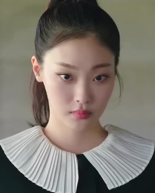 도도애교냥이🐈‍⬛최희진

드라마 ‘천국보다 아름다운’에서 고양이 ‘쏘냐’ 역을 맡은 최희진, 진짜 검은 고양이 그 자체라는 반응이 쏟아지고 있는데요. 턱시도냥이답게 블랙&화이트 아웃핏을 완벽히 소화한 센스는 물론, 날카롭게 찢어진 눈매까지 싱크로율 100%를 자랑합니다.

일상 속에서도 새초롬한 얼굴과 자연스러운 꾸안꾸 스타일이 어우러지며, 특유의 고양이 같은 분위기를 그대로 드러냅니다. 지금 슬라이드를 넘겨, 드라마 밖 그녀의 또 다른 매력을 만나보세요.🖤 이미지