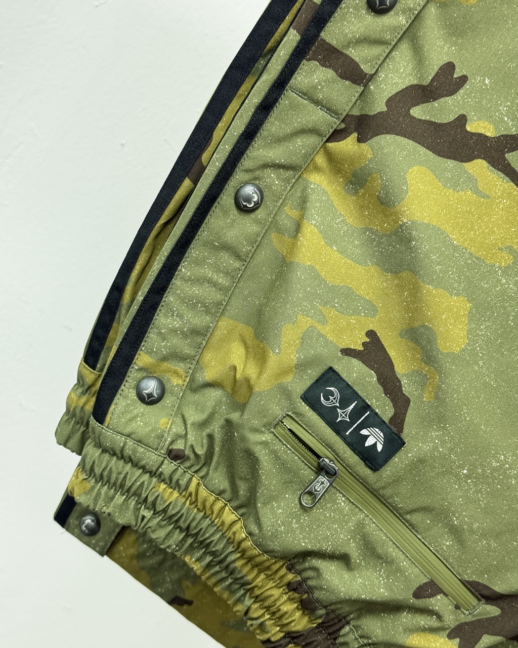A New Code:⁠
Thug Club x adidas Originals⁠
⁠
떠그클럽이 아디다스 오리지널스와 손을 잡고, 새로운 협업 컬렉션을 선보입니다. 이번 협업은 단순한 디자인의 결합을 넘어, 두 브랜드가 지닌 철학과 정체성이 맞닿는 지점에서 탄생한 의미 있는 프로젝트로 평가될 것인데요.⁠
⁠
떠그클럽은 한국 스트리트웨어 신에서 독창적인 존재감을 구축해온 브랜드로, 실험적인 디자인과 대담한 감성, 그리고 날카로운 시선으로 많은 주목을 받아왔습니다. 아디다스 오리지널스는 스포츠웨어의 클래식한 유산을 현대적으로 재해석하며 전 세계적으로 사랑받는 브랜드죠. 두 브랜드의 만남은 전통과 반항, 헤리티지와 혁신이라는 상반된 개념의 조화를 통해 새로운 창조의 방향을 제시할 것으로 보입니다.⁠
⁠
이번 협업은 클래식 스포츠웨어를 기반으로, 스트리트웨어의 자유로운 태도와 결합해 떠그클럽만의 방식으로 풀어낸 것이 특징입니다. 여기에 떠그클럽의 미학, 고전과 미래, 정제와 해체, 거리성과 고급스러움 사이의 경계를 넘나드는 감각이 더해졌는데요.⁠

수십 년 동안 스트리트 씬을 사로잡은 슈퍼스타, 레이싱에서 영감을 받은 아디레이서가 떠그클럽 특유의 감성과 만나 더욱 강렬한 디자인으로 재해석되었습니다.
⁠
'A New Era of Breakthrough'라는 슬로건 아래, 두 브랜드는 기존의 틀을 깨고 새로운 가능성을 탐색하며, 패션을 매개로 한 문화적 전환점을 만들어가고자 합니다. 떠그클럽과 아디다스 오리지널스의 협업 컬렉션은 오는 2025년 5월 12일, 공식 채널을 통해 공개될 예정. 이미지