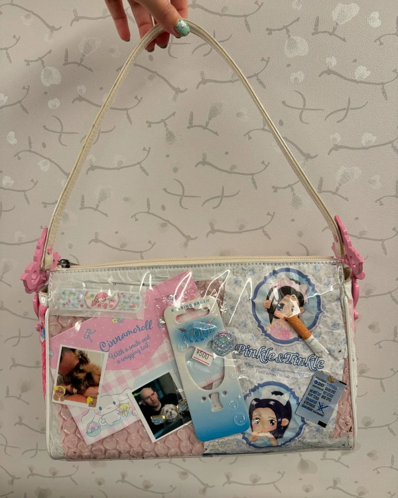 이게 쓰레기냐고?🩷🗑️아니요
인싸템으로 펑크 & 키치하고 싶다면, 애슐리 윌리엄스🐈
애슐리 윌리엄스는 낯섦을 스타일로 바꾸는 브랜드입니다.
애슐리 윌리엄스(Ashley Williams)는 2013년 런던에서 데뷔한 뒤, 펑크와 키치 감성을 결합한 유머러스한 디자인으로 주목받아왔습니다. 기성의 미학을 비트는 스타일이 브랜드 정체성의 핵심입니다.
재활용 원단, 컷오프 티셔츠, 낙서 같은 프린트를 활용한 디자인은 어지러워 보이지만 치밀한 구조를 품고 있습니다. DIY 감성과 데드스탁 활용도 꾸준히 이어지고 있습니다.
펑크, 키치, 걸리시한 무드가 섞인 룩은 “이게 왜 예쁘지?”라는 반응을 자아냅니다. 정형화된 스타일에 지루함을 느끼는 이들이라면, 애슐리 윌리엄스의 유쾌한 실험에 한 번쯤 눈을 돌려볼 만합니다. 이미지7