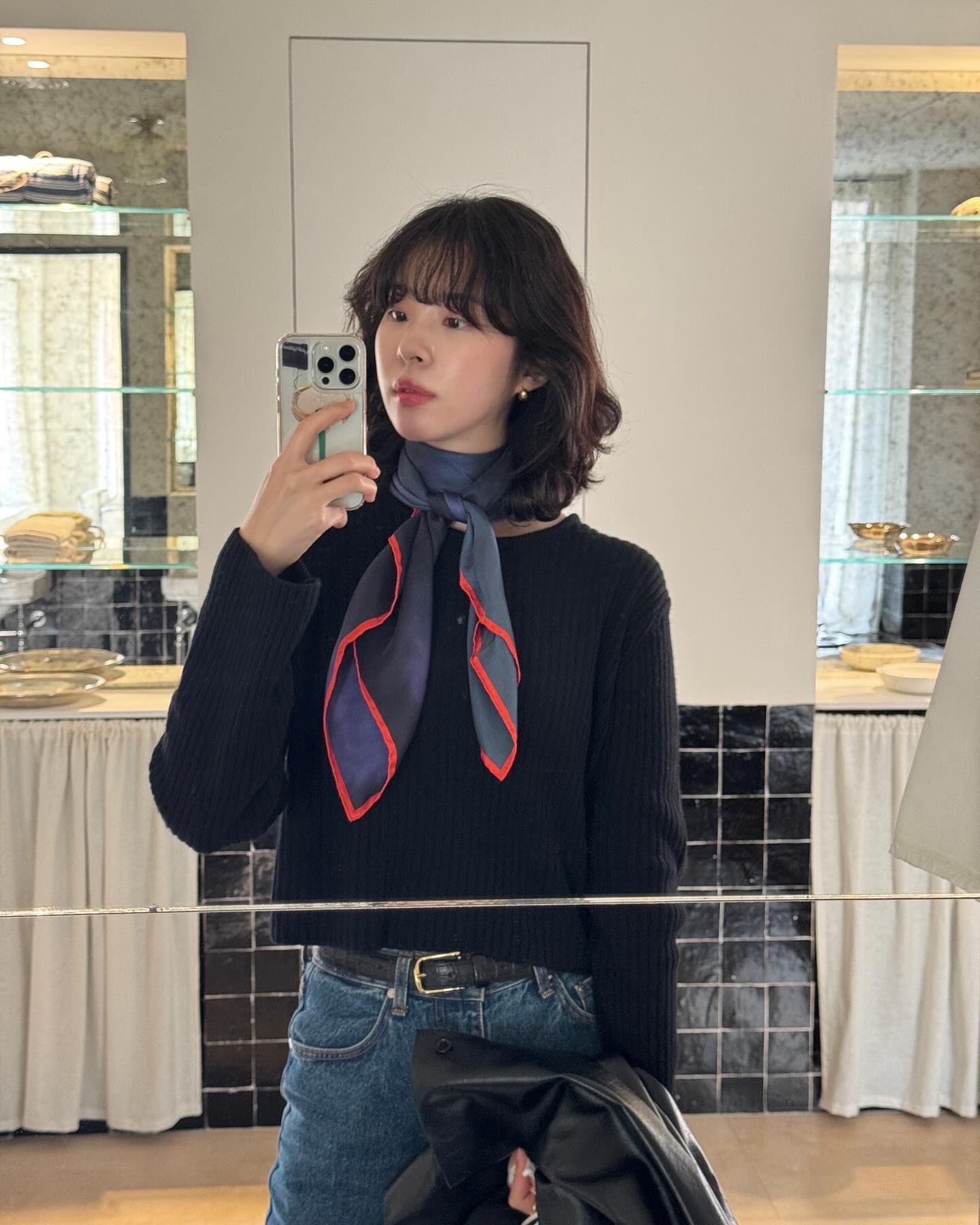 심심한 코디엔 스카프 더해주기🖤 이미지4