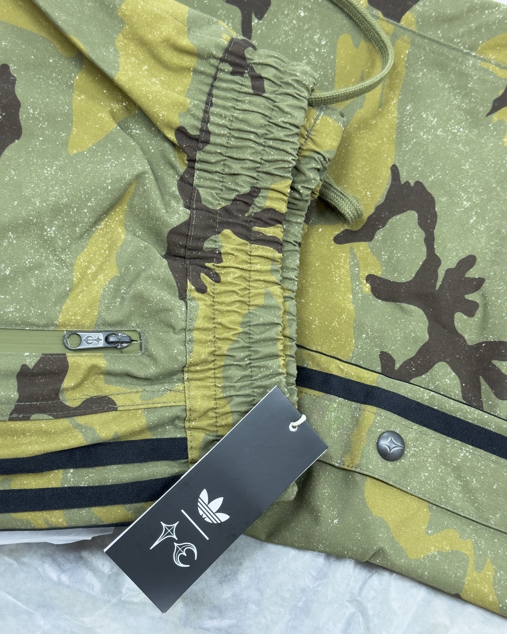 A New Code:⁠
Thug Club x adidas Originals⁠
⁠
떠그클럽이 아디다스 오리지널스와 손을 잡고, 새로운 협업 컬렉션을 선보입니다. 이번 협업은 단순한 디자인의 결합을 넘어, 두 브랜드가 지닌 철학과 정체성이 맞닿는 지점에서 탄생한 의미 있는 프로젝트로 평가될 것인데요.⁠
⁠
떠그클럽은 한국 스트리트웨어 신에서 독창적인 존재감을 구축해온 브랜드로, 실험적인 디자인과 대담한 감성, 그리고 날카로운 시선으로 많은 주목을 받아왔습니다. 아디다스 오리지널스는 스포츠웨어의 클래식한 유산을 현대적으로 재해석하며 전 세계적으로 사랑받는 브랜드죠. 두 브랜드의 만남은 전통과 반항, 헤리티지와 혁신이라는 상반된 개념의 조화를 통해 새로운 창조의 방향을 제시할 것으로 보입니다.⁠
⁠
이번 협업은 클래식 스포츠웨어를 기반으로, 스트리트웨어의 자유로운 태도와 결합해 떠그클럽만의 방식으로 풀어낸 것이 특징입니다. 여기에 떠그클럽의 미학, 고전과 미래, 정제와 해체, 거리성과 고급스러움 사이의 경계를 넘나드는 감각이 더해졌는데요.⁠

수십 년 동안 스트리트 씬을 사로잡은 슈퍼스타, 레이싱에서 영감을 받은 아디레이서가 떠그클럽 특유의 감성과 만나 더욱 강렬한 디자인으로 재해석되었습니다.
⁠
'A New Era of Breakthrough'라는 슬로건 아래, 두 브랜드는 기존의 틀을 깨고 새로운 가능성을 탐색하며, 패션을 매개로 한 문화적 전환점을 만들어가고자 합니다. 떠그클럽과 아디다스 오리지널스의 협업 컬렉션은 오는 2025년 5월 12일, 공식 채널을 통해 공개될 예정. 이미지2