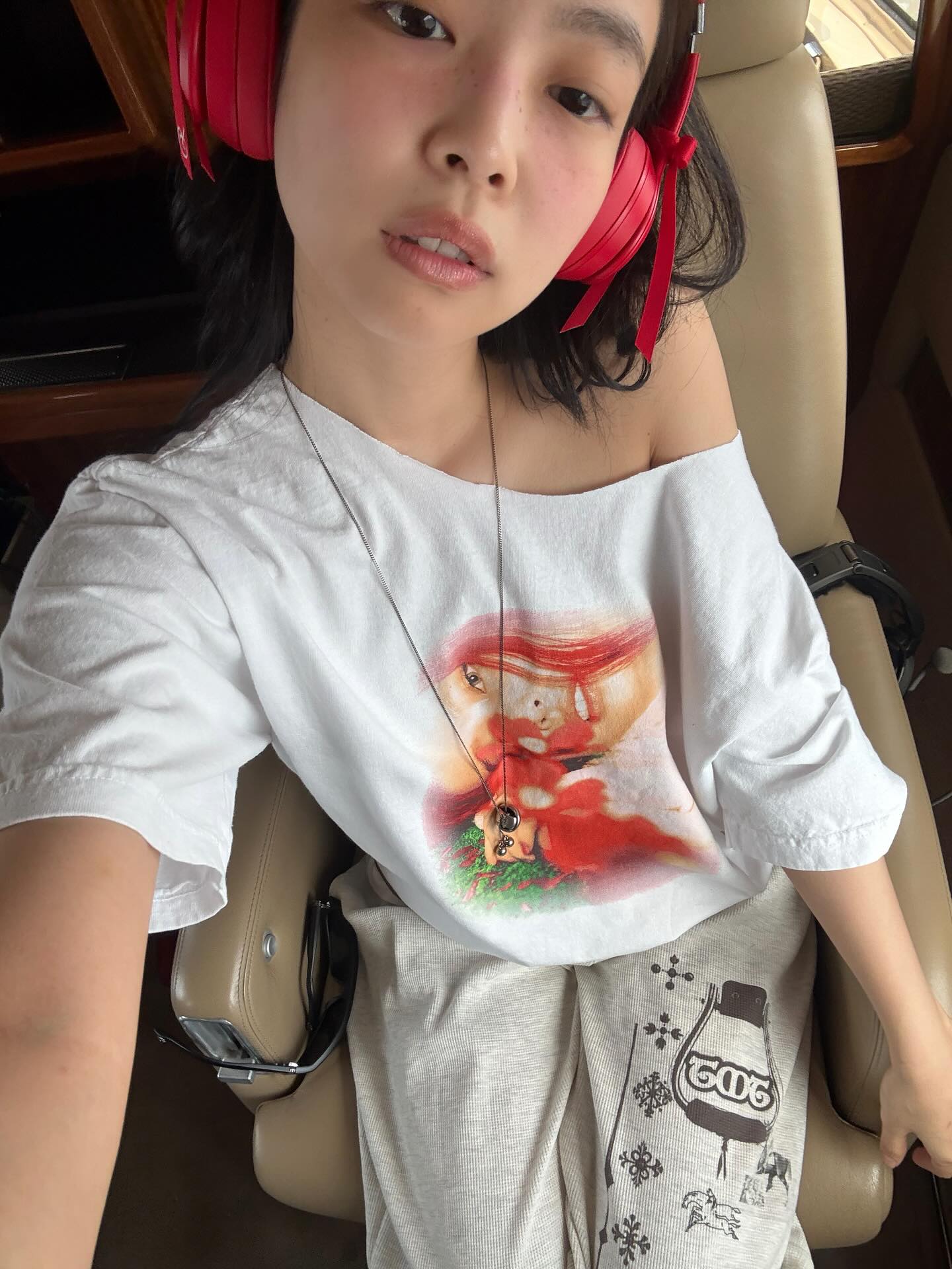 코첼라 걸들이 픽한 슈즈🥿

요즘 옷 잘 입는 셀럽들의 데일리 룩을 들여다보면 한 가지 공통점이 눈에 띕니다. 바로 비바이아(VIVAIA)의 플랫슈즈인데요. 최근 코첼라 무대에 오른 제니, 찰리 XCX는 물론 벨라 하디드, 아멜리아 그레이까지 감각적인 스타일로 주목받는 패션 아이콘들이 모두 이 슈즈를 선택했습니다.

우아한 페미닌 무드는 물론, 어떤 룩에도 자연스럽게 어울리는 디자인 덕분에 올봄 데일리 슈즈로 제격인 이 아이템! 이번 시즌, 여러분의 스타일에 세련된 포인트를 더해보세요. ✨ 이미지