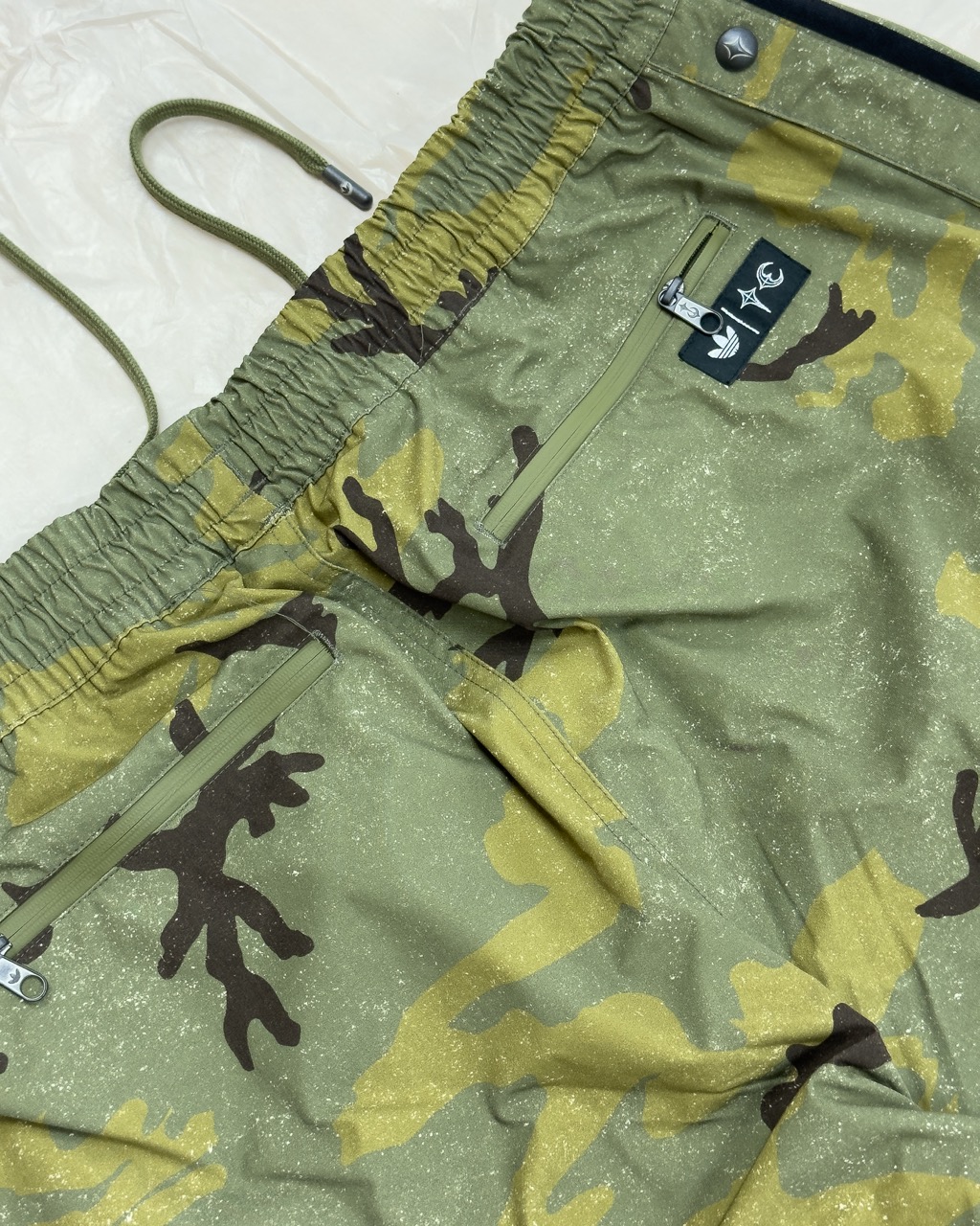 A New Code:⁠
Thug Club x adidas Originals⁠
⁠
떠그클럽이 아디다스 오리지널스와 손을 잡고, 새로운 협업 컬렉션을 선보입니다. 이번 협업은 단순한 디자인의 결합을 넘어, 두 브랜드가 지닌 철학과 정체성이 맞닿는 지점에서 탄생한 의미 있는 프로젝트로 평가될 것인데요.⁠
⁠
떠그클럽은 한국 스트리트웨어 신에서 독창적인 존재감을 구축해온 브랜드로, 실험적인 디자인과 대담한 감성, 그리고 날카로운 시선으로 많은 주목을 받아왔습니다. 아디다스 오리지널스는 스포츠웨어의 클래식한 유산을 현대적으로 재해석하며 전 세계적으로 사랑받는 브랜드죠. 두 브랜드의 만남은 전통과 반항, 헤리티지와 혁신이라는 상반된 개념의 조화를 통해 새로운 창조의 방향을 제시할 것으로 보입니다.⁠
⁠
이번 협업은 클래식 스포츠웨어를 기반으로, 스트리트웨어의 자유로운 태도와 결합해 떠그클럽만의 방식으로 풀어낸 것이 특징입니다. 여기에 떠그클럽의 미학, 고전과 미래, 정제와 해체, 거리성과 고급스러움 사이의 경계를 넘나드는 감각이 더해졌는데요.⁠

수십 년 동안 스트리트 씬을 사로잡은 슈퍼스타, 레이싱에서 영감을 받은 아디레이서가 떠그클럽 특유의 감성과 만나 더욱 강렬한 디자인으로 재해석되었습니다.
⁠
'A New Era of Breakthrough'라는 슬로건 아래, 두 브랜드는 기존의 틀을 깨고 새로운 가능성을 탐색하며, 패션을 매개로 한 문화적 전환점을 만들어가고자 합니다. 떠그클럽과 아디다스 오리지널스의 협업 컬렉션은 오는 2025년 5월 12일, 공식 채널을 통해 공개될 예정. 이미지7