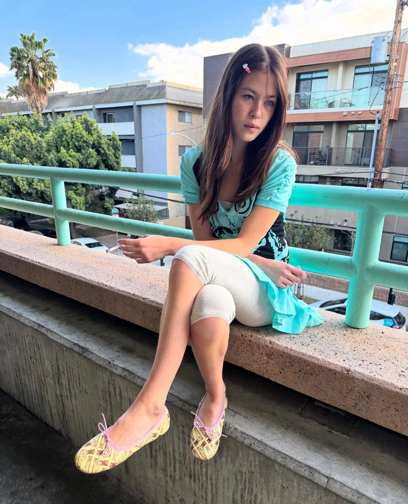 이게 쓰레기냐고?🩷🗑️아니요
인싸템으로 펑크 & 키치하고 싶다면, 애슐리 윌리엄스🐈
애슐리 윌리엄스는 낯섦을 스타일로 바꾸는 브랜드입니다.
애슐리 윌리엄스(Ashley Williams)는 2013년 런던에서 데뷔한 뒤, 펑크와 키치 감성을 결합한 유머러스한 디자인으로 주목받아왔습니다. 기성의 미학을 비트는 스타일이 브랜드 정체성의 핵심입니다.
재활용 원단, 컷오프 티셔츠, 낙서 같은 프린트를 활용한 디자인은 어지러워 보이지만 치밀한 구조를 품고 있습니다. DIY 감성과 데드스탁 활용도 꾸준히 이어지고 있습니다.
펑크, 키치, 걸리시한 무드가 섞인 룩은 “이게 왜 예쁘지?”라는 반응을 자아냅니다. 정형화된 스타일에 지루함을 느끼는 이들이라면, 애슐리 윌리엄스의 유쾌한 실험에 한 번쯤 눈을 돌려볼 만합니다. 이미지3