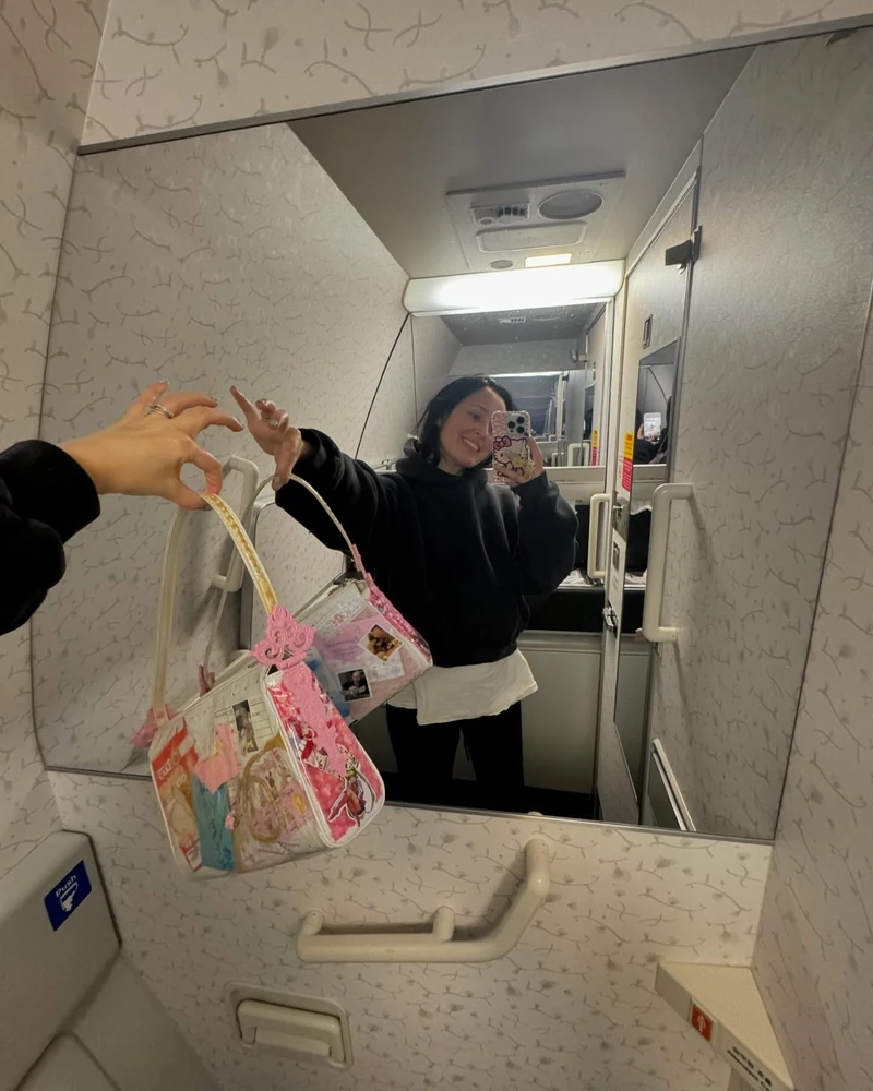 이게 쓰레기냐고?🩷🗑️아니요
인싸템으로 펑크 & 키치하고 싶다면, 애슐리 윌리엄스🐈
애슐리 윌리엄스는 낯섦을 스타일로 바꾸는 브랜드입니다.
애슐리 윌리엄스(Ashley Williams)는 2013년 런던에서 데뷔한 뒤, 펑크와 키치 감성을 결합한 유머러스한 디자인으로 주목받아왔습니다. 기성의 미학을 비트는 스타일이 브랜드 정체성의 핵심입니다.
재활용 원단, 컷오프 티셔츠, 낙서 같은 프린트를 활용한 디자인은 어지러워 보이지만 치밀한 구조를 품고 있습니다. DIY 감성과 데드스탁 활용도 꾸준히 이어지고 있습니다.
펑크, 키치, 걸리시한 무드가 섞인 룩은 “이게 왜 예쁘지?”라는 반응을 자아냅니다. 정형화된 스타일에 지루함을 느끼는 이들이라면, 애슐리 윌리엄스의 유쾌한 실험에 한 번쯤 눈을 돌려볼 만합니다. 이미지6