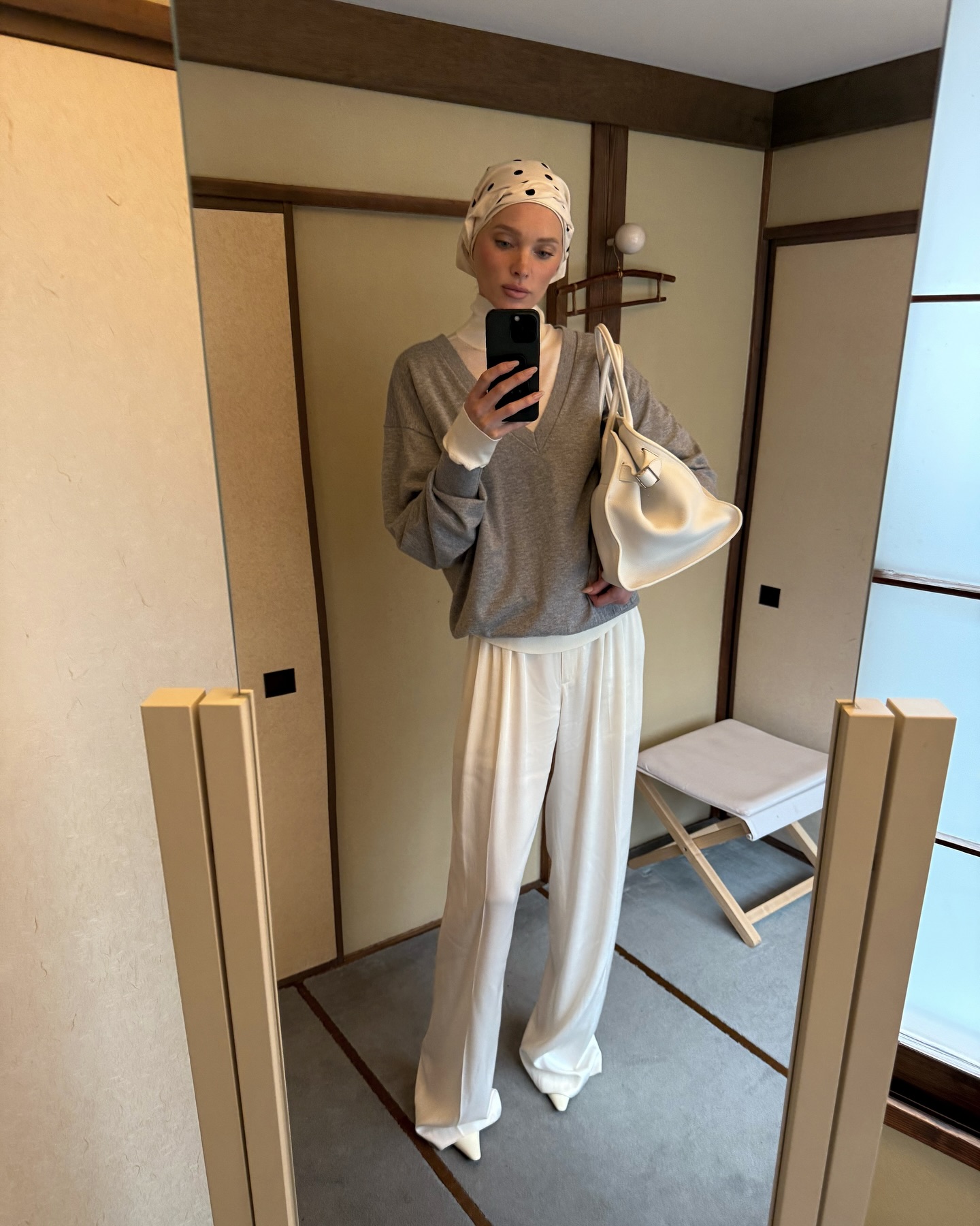 기본으로 알아야 할🩶톤온톤 조합
회색과 흰색으로 완성하는 깔끔한 베이직 코디✨ 이미지3
