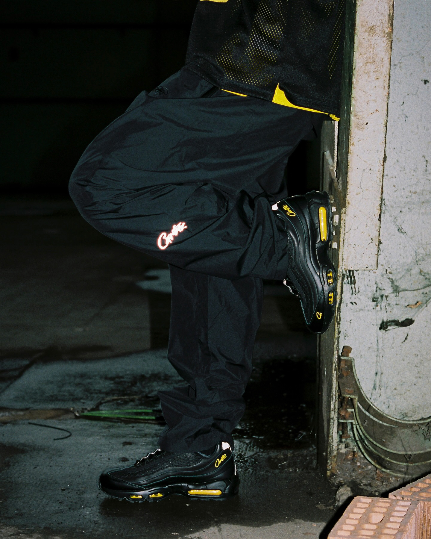 호나우지뉴가 입은 코르테이즈😎
런던을 대표하는 스트릿웨어 브랜드 코르테이즈(Corteiz)의 새로운 컬렉션 룩북이 공개됬습니다.
이번엔 한정 발매된 Nike Air Max 95 ‘Honey Black’과 함께 같은 컬러웨이의 어패럴 컬렉션이 발매됬습니다.
블랙 바탕에 허니 옐로우 스티칭과 로고로 포인트를 준 후디, 스웻팬츠, 트랙수트, 풋볼 저지까지.
컬렉션을 착용한 모델인 전설의 축구선수 호나우지뉴(Ronaldinho)의 모습도 볼 수 있습니다.
스트리트를 지배하는 건 결국 Corteiz🥷 이미지4