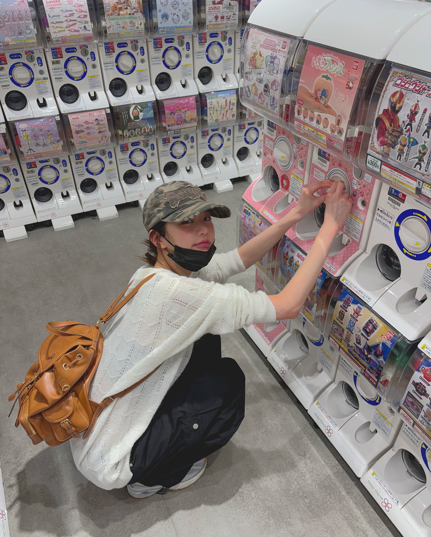 장원영 백팩 이거 뭐예요❓

최근 인스타그램에서 편안한 ‘꾸안꾸룩’을 선보인 장원영! 무대 위의 화려한 모습과는 또 다른, 내추럴한 매력으로 눈길을 끌었죠.

화이트 니트에 블랙 나일론 팬츠를 매치한 그녀의 캐주얼한 룩에 포인트를 더해준 백팩 역시 큰 관심을 모았는데요. 내추럴한 분위기를 완성해준 이 백팩, 어떤 제품인지 지금 바로 소개해드릴게요.✔️

* 미우미우(Miu Miu)
- 가죽 백팩, 코냑 / 470만 원 이미지6