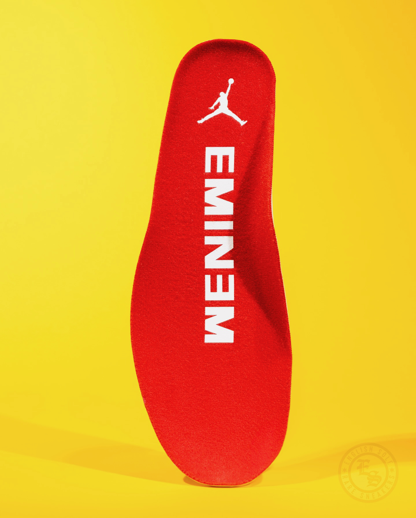 슈퍼볼 무대에서 더 빛났던 조던🔥

2022년 슈퍼볼 하프타임 무대위에서 에미넴(eminem)이 신고 나온 에어조던3(airjordan3) 제품입니다.

클래식한 파이어레드(Fire Red) 컬러를 기반으로, 혀에는 점프맨과 E 로고가 들어가 있고 힐에는 "Hi! My name is Slim Shady" 네임택이 붙어있습니다.

인솔에는 EMINEM 레터링이 새겨져 있어 에미넴의 조던임을 알 수 있습니다.

다음 슈퍼볼 무대에서의 스니커즈는 무엇일지 기대됩니다🏈🎤 이미지1