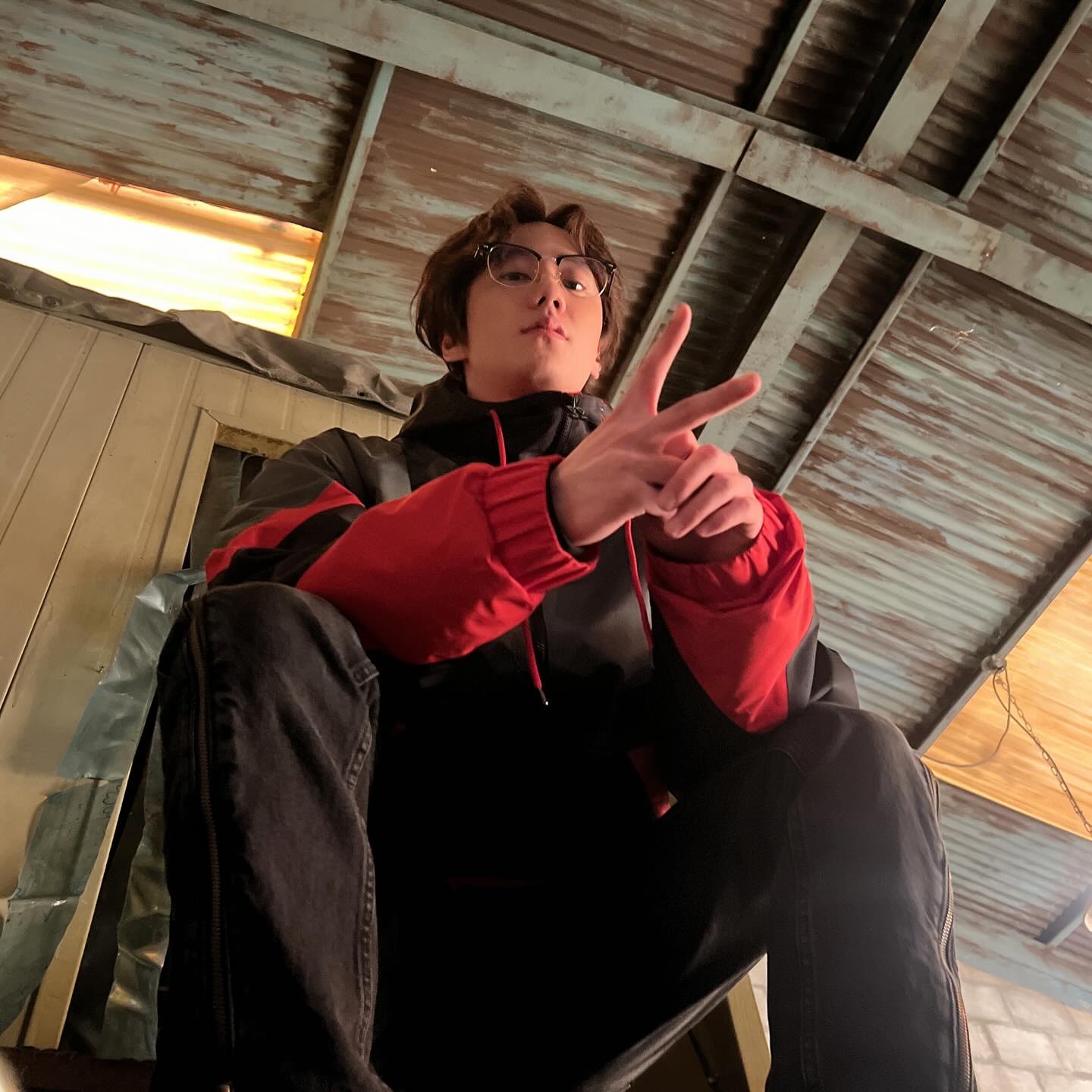 악역이 퍼스널컬러😈이준영
최근 공개된 '약한영웅 Class 2'에서 금성제 역을 맡아 강렬한 악역 연기를 선보인 이준영! 이번 작품을 비롯해 다양한 악역을 완벽하게 소화하며 "악역이 퍼스널컬러"라는 말까지 듣고 있는데요.
올해 유난히 활발한 활동을 이어가고 있는 그는 ‘폭싹 속았수다’의 영범 역, 드라마 ‘멜로무비’의 홍시준 역, 그리고 4월 30일 첫 방송된 ‘24시 헬스클럽’까지 다양한 장르를 넘나들며 눈길을 사로잡고 있습니다.
앞으로가 더욱 기대되는 배우 이준영, 슬라이드를 넘겨 그의 다채로운 매력을 함께 감상해보세요.✨ 이미지3