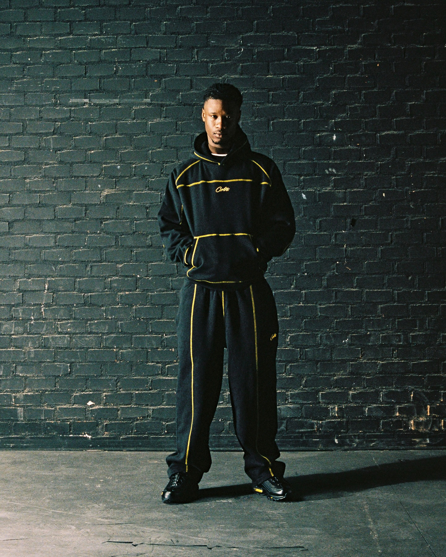 호나우지뉴가 입은 코르테이즈😎
런던을 대표하는 스트릿웨어 브랜드 코르테이즈(Corteiz)의 새로운 컬렉션 룩북이 공개됬습니다.
이번엔 한정 발매된 Nike Air Max 95 ‘Honey Black’과 함께 같은 컬러웨이의 어패럴 컬렉션이 발매됬습니다.
블랙 바탕에 허니 옐로우 스티칭과 로고로 포인트를 준 후디, 스웻팬츠, 트랙수트, 풋볼 저지까지.
컬렉션을 착용한 모델인 전설의 축구선수 호나우지뉴(Ronaldinho)의 모습도 볼 수 있습니다.
스트리트를 지배하는 건 결국 Corteiz🥷 이미지9