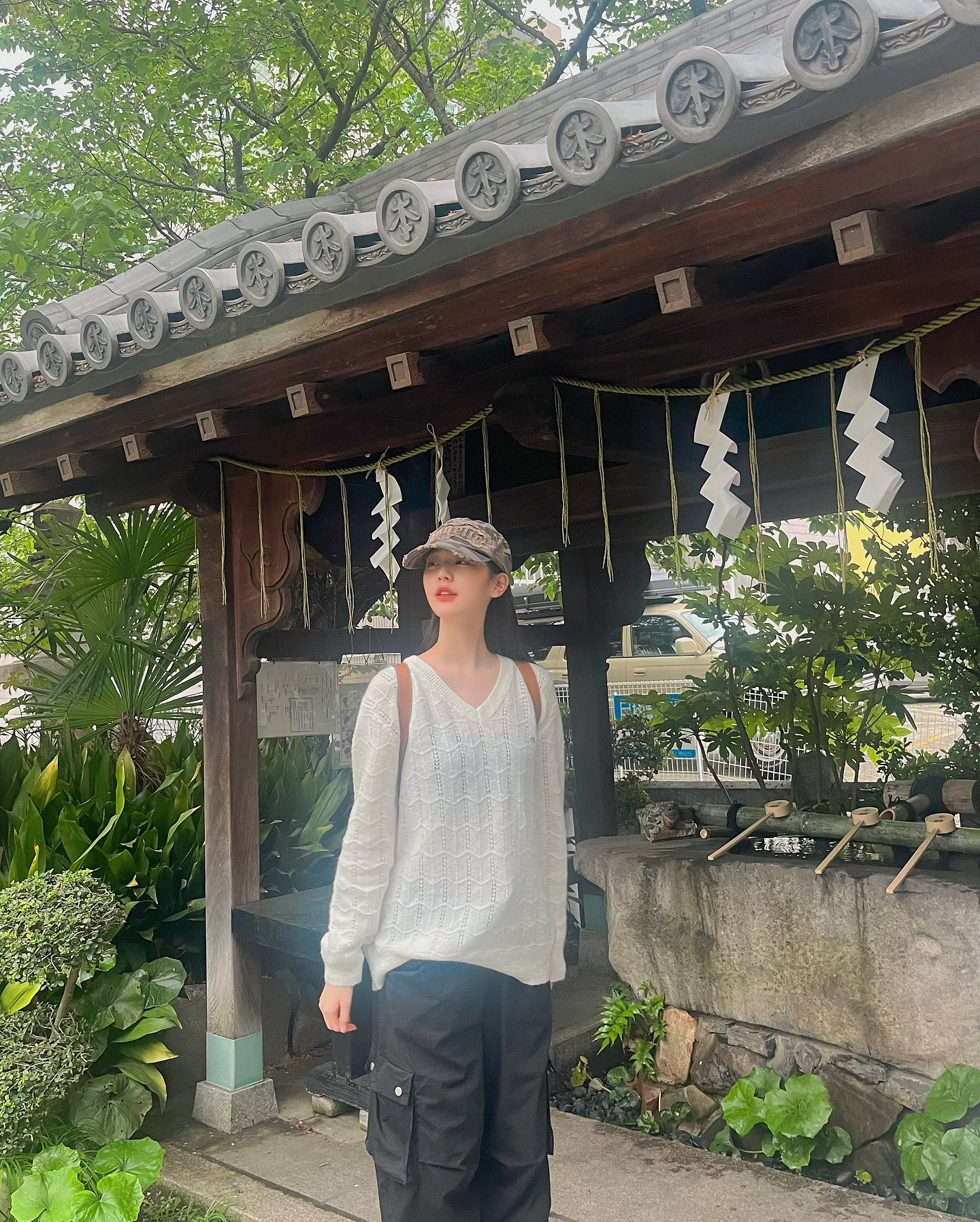 장원영 백팩 이거 뭐예요❓

최근 인스타그램에서 편안한 ‘꾸안꾸룩’을 선보인 장원영! 무대 위의 화려한 모습과는 또 다른, 내추럴한 매력으로 눈길을 끌었죠.

화이트 니트에 블랙 나일론 팬츠를 매치한 그녀의 캐주얼한 룩에 포인트를 더해준 백팩 역시 큰 관심을 모았는데요. 내추럴한 분위기를 완성해준 이 백팩, 어떤 제품인지 지금 바로 소개해드릴게요.✔️

* 미우미우(Miu Miu)
- 가죽 백팩, 코냑 / 470만 원 이미지8
