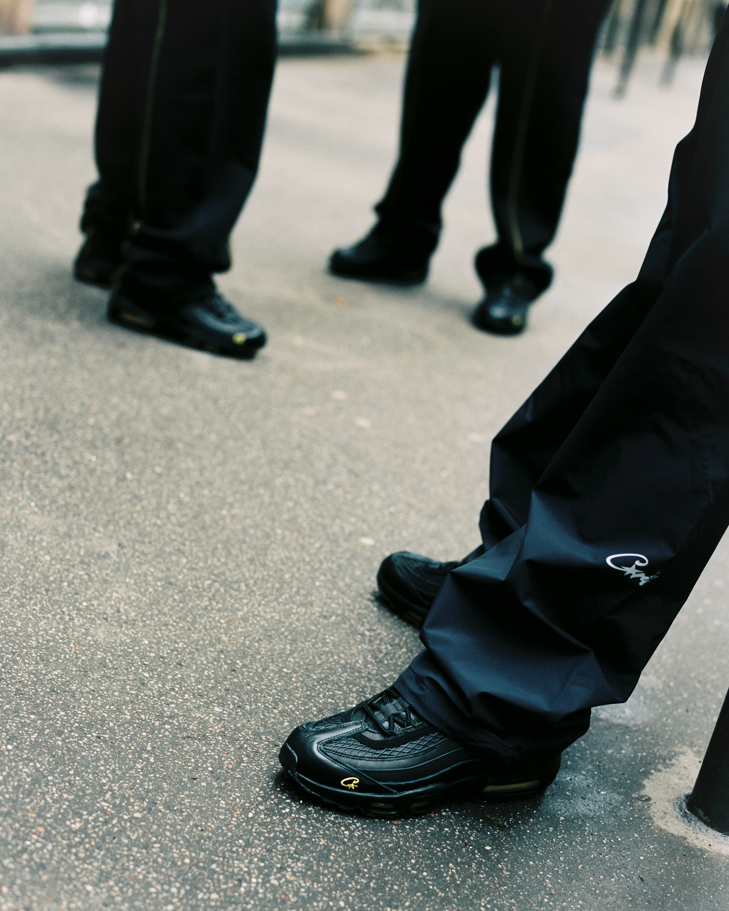 호나우지뉴가 입은 코르테이즈😎
런던을 대표하는 스트릿웨어 브랜드 코르테이즈(Corteiz)의 새로운 컬렉션 룩북이 공개됬습니다.
이번엔 한정 발매된 Nike Air Max 95 ‘Honey Black’과 함께 같은 컬러웨이의 어패럴 컬렉션이 발매됬습니다.
블랙 바탕에 허니 옐로우 스티칭과 로고로 포인트를 준 후디, 스웻팬츠, 트랙수트, 풋볼 저지까지.
컬렉션을 착용한 모델인 전설의 축구선수 호나우지뉴(Ronaldinho)의 모습도 볼 수 있습니다.
스트리트를 지배하는 건 결국 Corteiz🥷 이미지10