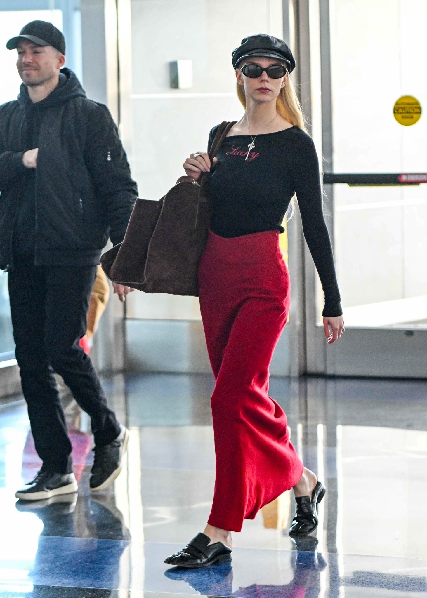 안야 테일러 조이🤎👜애착 빅백
일상에도, 시상식 룩에도 어디든 어울리는 위켄더백👆

안야 테일러 조이가 공항에서 애정 가방을 다시 꺼냈습니다.

최근 안야 테일러 조이는 JFK 공항에서 블랙 톱과 레드 롱스커트, 티파니 선글라스와 마르지엘라 로퍼를 매치해 감도 높은 공항 패션을 선보였습니다. 여기에 짙은 브라운 컬러의 아틀라스 비스포크 위켄더백이 자연스럽게 어우러졌습니다.

이 가방은 골든글로브 시상식에서 받은 이후 꾸준히 들고 있는 그녀의 애정템. 클래식한 닥터백 실루엣과 스웨이드 소재가 고급스러운 무드를 더합니다.

넉넉한 수납력과 유연한 스타일링 덕분에 여행은 물론 일상에서도 빛을 발하는 아이템으로, 안야처럼 하나로 분위기를 완성하고 싶을 때 좋은 선택이 될 수 있습니다. 이미지