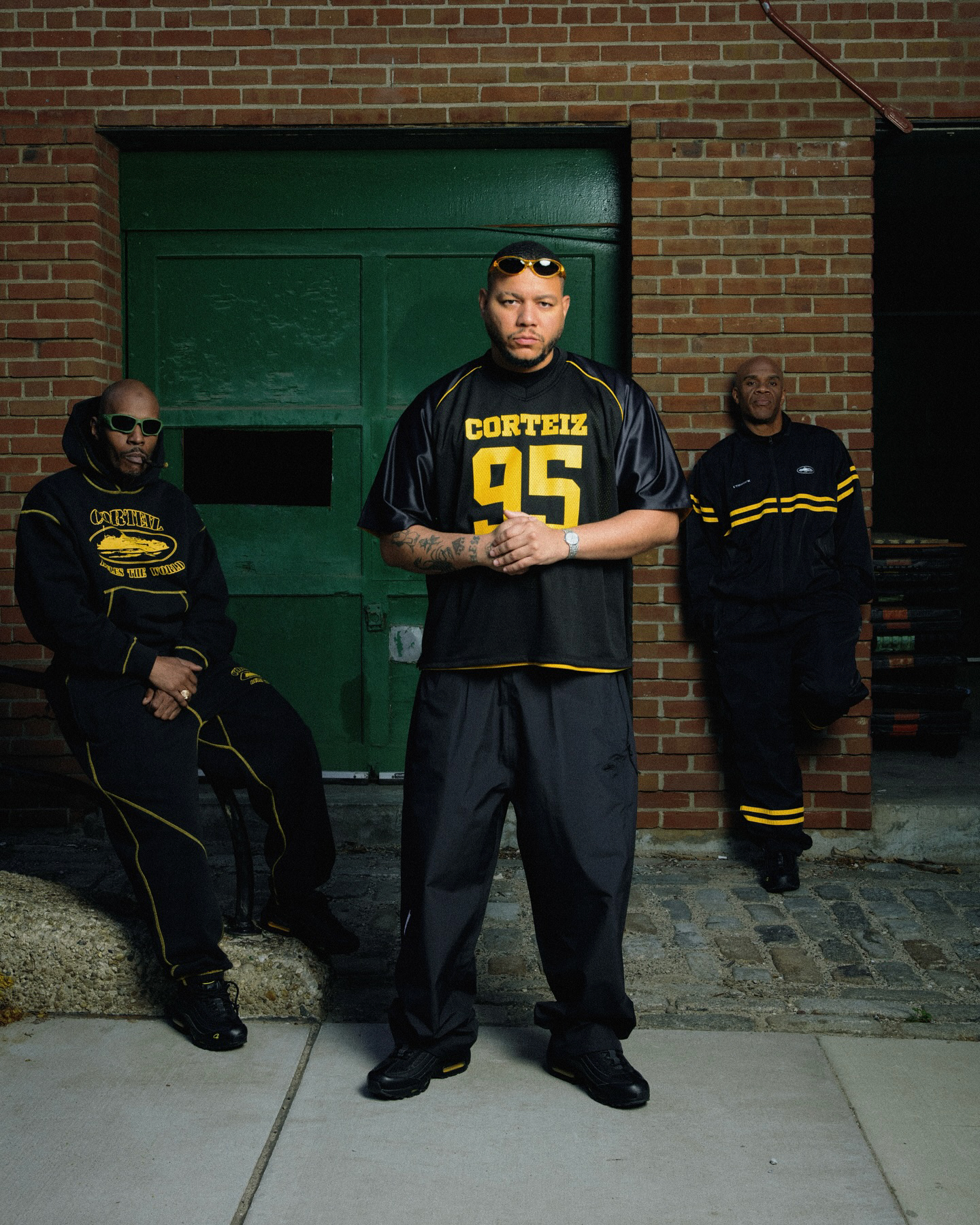 호나우지뉴가 입은 코르테이즈😎
런던을 대표하는 스트릿웨어 브랜드 코르테이즈(Corteiz)의 새로운 컬렉션 룩북이 공개됬습니다.
이번엔 한정 발매된 Nike Air Max 95 ‘Honey Black’과 함께 같은 컬러웨이의 어패럴 컬렉션이 발매됬습니다.
블랙 바탕에 허니 옐로우 스티칭과 로고로 포인트를 준 후디, 스웻팬츠, 트랙수트, 풋볼 저지까지.
컬렉션을 착용한 모델인 전설의 축구선수 호나우지뉴(Ronaldinho)의 모습도 볼 수 있습니다.
스트리트를 지배하는 건 결국 Corteiz🥷 이미지7