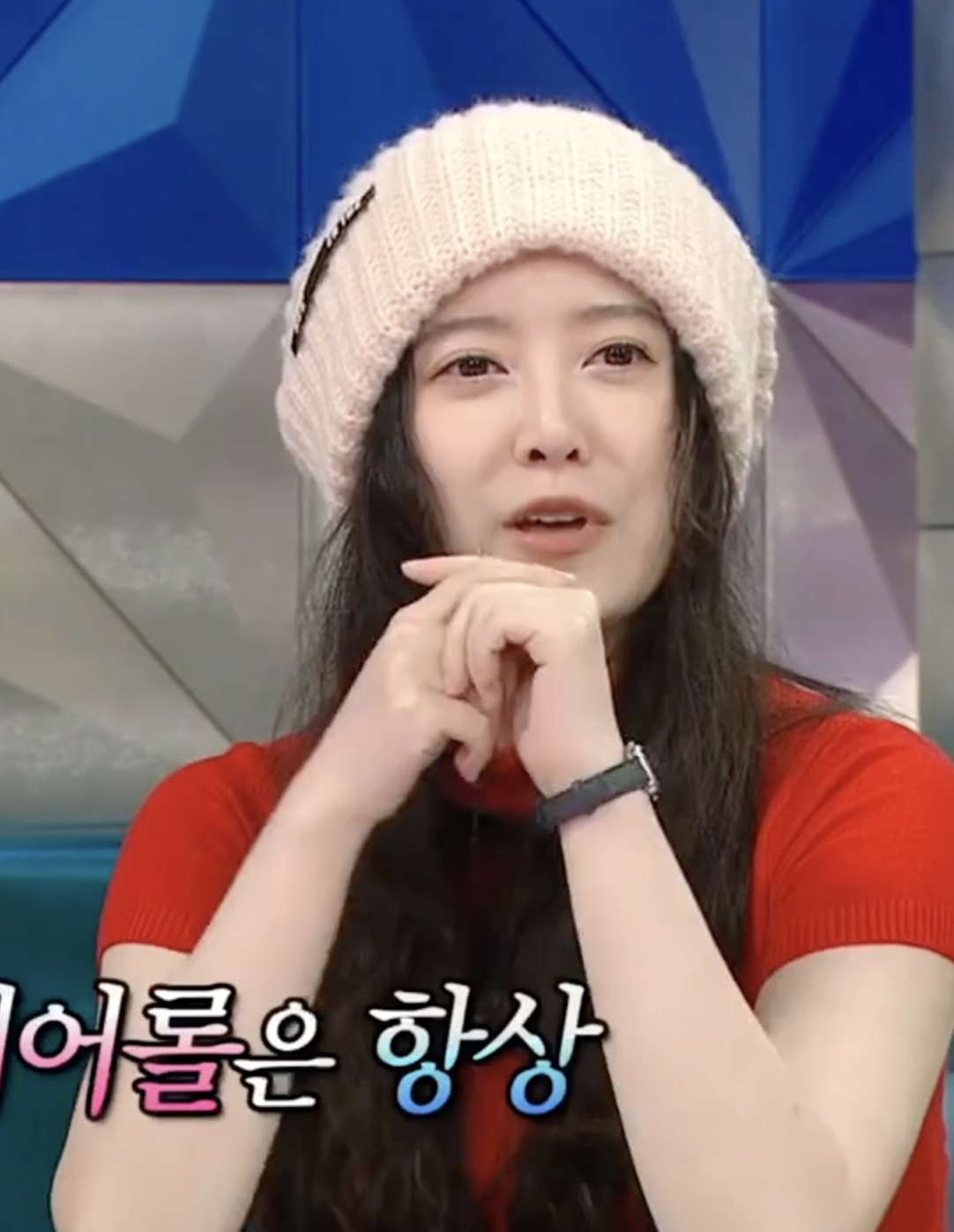 구혜선표 헤어롤, 출시 임박❤️

현재 카이스트 대학원에서 공학석사 과정을 밟고 있는 구혜선이 카이스트와 협력해 개발한 신개념 헤어롤이 곧 출시를 앞두고 있습니다. 이 제품은 성균관대학교 졸업 요건을 충족하기 위해 그녀가 직접 고안하고 특허까지 출원한 아이디어에서 시작됐으며, 최근 SNS를 통해 공개되며 큰 주목을 받고 있습니다.

‘펼치는 헤어롤’이라는 이름처럼, 이 제품은 평소에는 얇고 직사각형 형태로 보관이 간편하고, 사용할 때는 펼쳐서 말 수 있는 구조라 휴대성과 실용성을 동시에 만족시켜 줍니다.

특히 다가오는 여름철, 더운 날씨에도 부담 없이 챙겨 다닐 수 있어, 출시 전부터 기대감이 높아지고 있는 아이템입니다.✨ 이미지