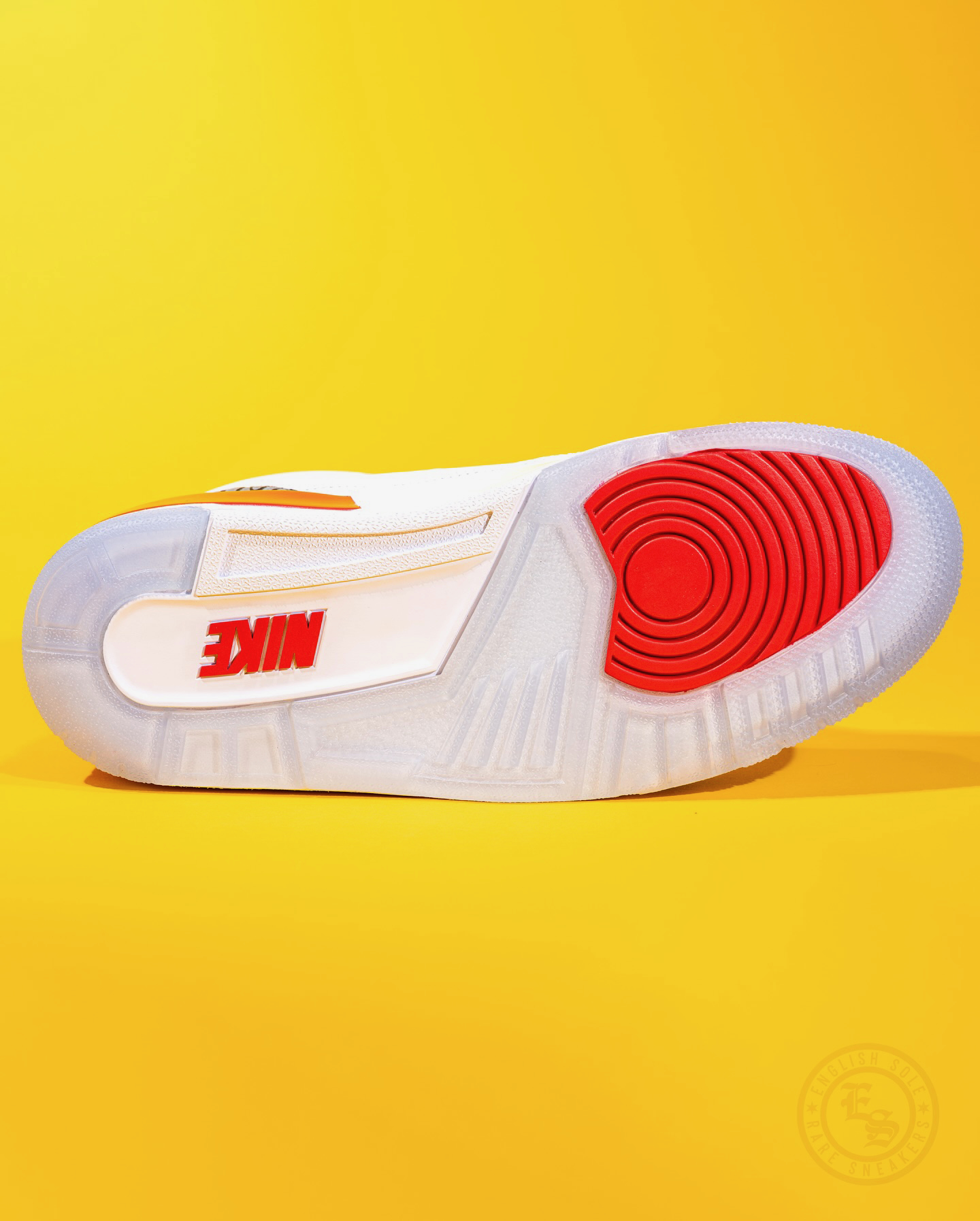 슈퍼볼 무대에서 더 빛났던 조던🔥

2022년 슈퍼볼 하프타임 무대위에서 에미넴(eminem)이 신고 나온 에어조던3(airjordan3) 제품입니다.

클래식한 파이어레드(Fire Red) 컬러를 기반으로, 혀에는 점프맨과 E 로고가 들어가 있고 힐에는 "Hi! My name is Slim Shady" 네임택이 붙어있습니다.

인솔에는 EMINEM 레터링이 새겨져 있어 에미넴의 조던임을 알 수 있습니다.

다음 슈퍼볼 무대에서의 스니커즈는 무엇일지 기대됩니다🏈🎤 이미지6