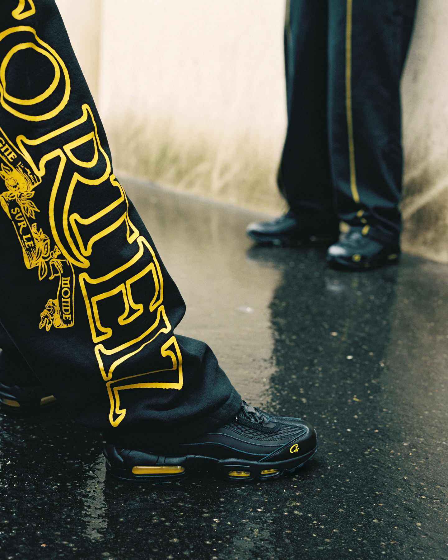 호나우지뉴가 입은 코르테이즈😎
런던을 대표하는 스트릿웨어 브랜드 코르테이즈(Corteiz)의 새로운 컬렉션 룩북이 공개됬습니다.
이번엔 한정 발매된 Nike Air Max 95 ‘Honey Black’과 함께 같은 컬러웨이의 어패럴 컬렉션이 발매됬습니다.
블랙 바탕에 허니 옐로우 스티칭과 로고로 포인트를 준 후디, 스웻팬츠, 트랙수트, 풋볼 저지까지.
컬렉션을 착용한 모델인 전설의 축구선수 호나우지뉴(Ronaldinho)의 모습도 볼 수 있습니다.
스트리트를 지배하는 건 결국 Corteiz🥷 이미지3