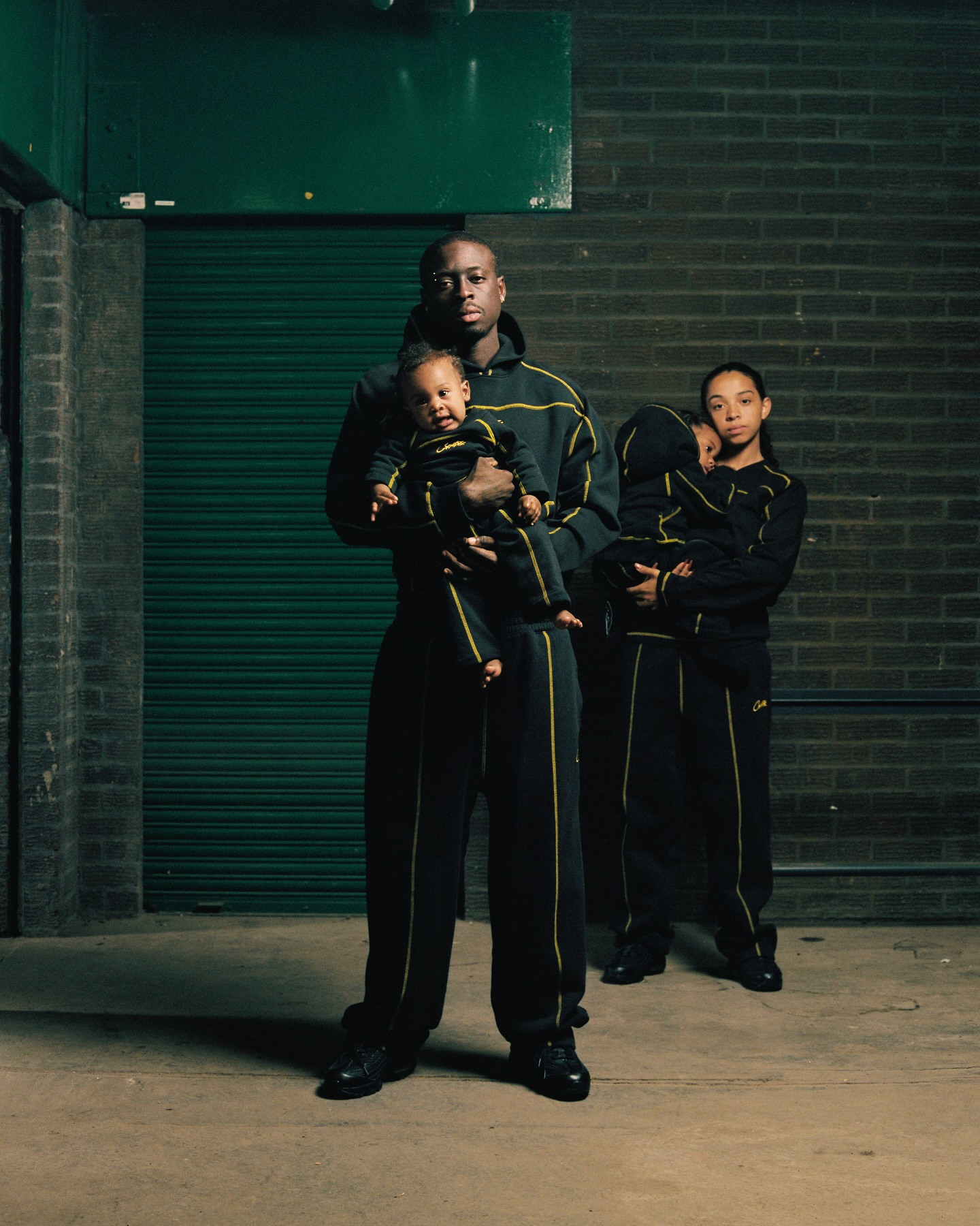 호나우지뉴가 입은 코르테이즈😎
런던을 대표하는 스트릿웨어 브랜드 코르테이즈(Corteiz)의 새로운 컬렉션 룩북이 공개됬습니다.
이번엔 한정 발매된 Nike Air Max 95 ‘Honey Black’과 함께 같은 컬러웨이의 어패럴 컬렉션이 발매됬습니다.
블랙 바탕에 허니 옐로우 스티칭과 로고로 포인트를 준 후디, 스웻팬츠, 트랙수트, 풋볼 저지까지.
컬렉션을 착용한 모델인 전설의 축구선수 호나우지뉴(Ronaldinho)의 모습도 볼 수 있습니다.
스트리트를 지배하는 건 결국 Corteiz🥷 이미지8