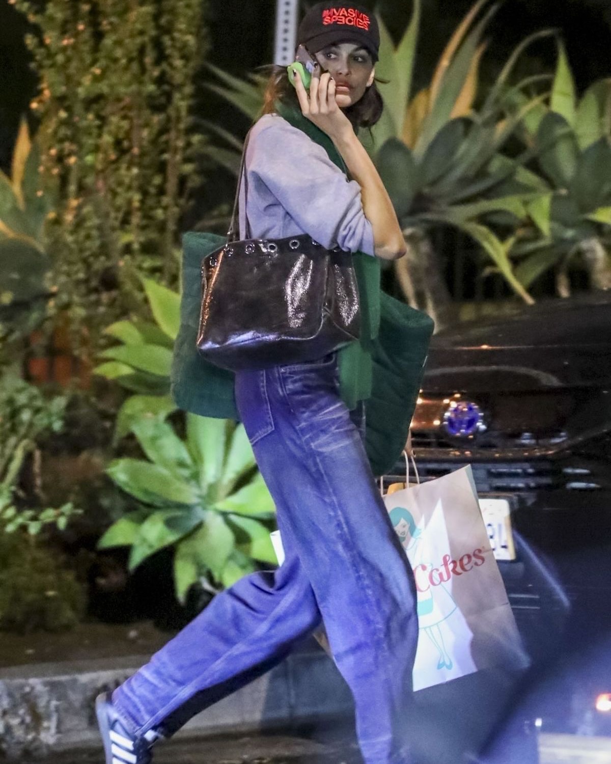 카이아 거버🤎👜'진짜' 데일리 백
운동화에도 힐에도 잘 어울리는 만능백인가요?👟👠

매일 들고 다녀도 질리지 않는, 카이아 거버가 선택한 가장 현실적으로 선택한 데일리 백입니다.

카이아 거버는 파파라치 컷마다 같은 가방을 듭니다. 어떤 룩에도 자연스럽게 걸쳐지는 블랙백은 스페인 브랜드 팔로마 울(Paloma Wool)의 필라나 쇼퍼백으로, 무심하게 들수록 멋이 살아납니다.

광택 있는 가죽에 멀티포지션 핸들이 더해져 형태감이 흐트러지지 않고, 옷차림을 가리지 않는 실용성 덕분에 ‘카이아 애착 가방’으로 SNS에서도 꾸준히 언급됩니다.

지금처럼 옷이 가벼워지는 시기, 이 가방은 더욱 빛을 발합니다. 후디에도 슬리브리스에도 어울리며, 약 50만 원이라는 가격 역시 명품 치고는 드물게 합리적입니다. 이미지