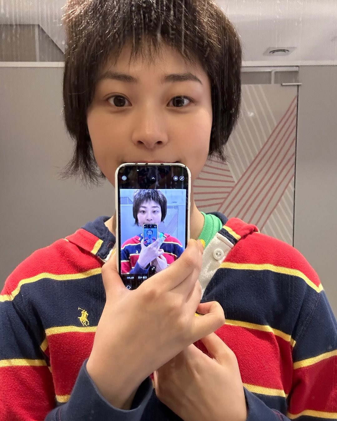 학씨 딸❤️💛사실 예전부터 단발좌
이수경의 힙한 일상룩에 숏컷 조합💇🏻‍♀️🎣너무 예뻐요 이미지2