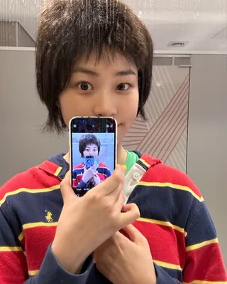 학씨 딸❤️💛사실 예전부터 단발좌
이수경의 힙한 일상룩에 숏컷 조합💇🏻♀️🎣너무 예뻐요 이미지
