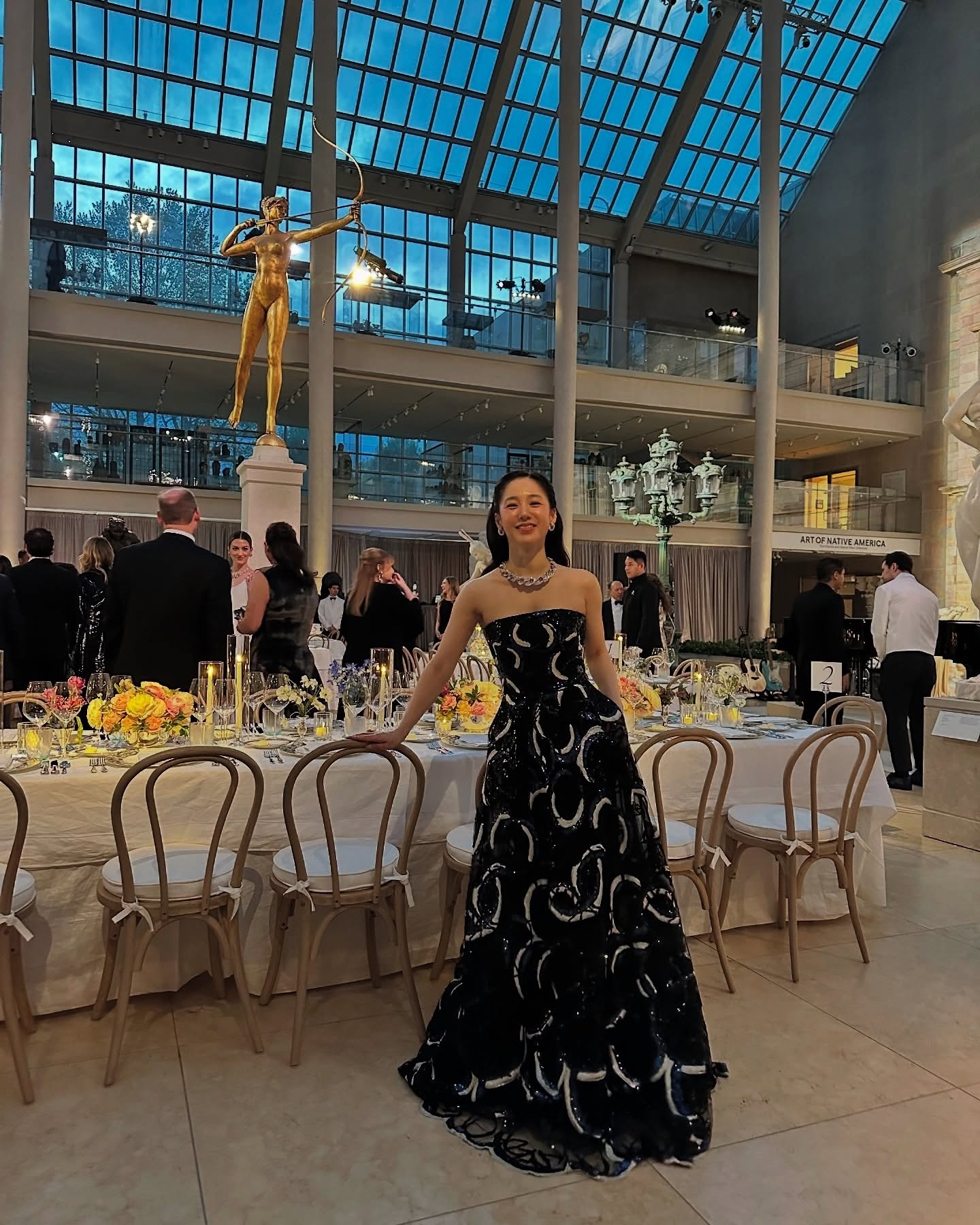 언니 30대 아니세요…?🖤🩵
우아함이라는 단어의 정수, 티파니의 빛💎박주미 언니
박주미가 다시 한번 우아함의 정석을 보여주었습니다.
박주미는 깊은 블루 디테일이 더해진 튜브톱 드레스를 입고 등장해 고혹적인 실루엣을 드러냈으며, 정제된 올백 헤어와 볼드한 주얼리로 클래식한 주얼리 룩의 정수를 보여주었습니다.
다음 날 공개된 아이보리 셋업은 평소 그녀가 보여주던 단아하고 고급스러운 이미지와 완벽히 맞아떨어졌으며, 실루엣만으로 시선을 끄는 스타일링이 인상 깊었습니다.
극적인 드레스부터 절제된 셋업까지 모두 자기 분위기로 소화한 박주미는 또렷한 이목구비와 안정된 이미지로 많은 이들의 워너비로 다시 떠올랐습니다. 이미지2