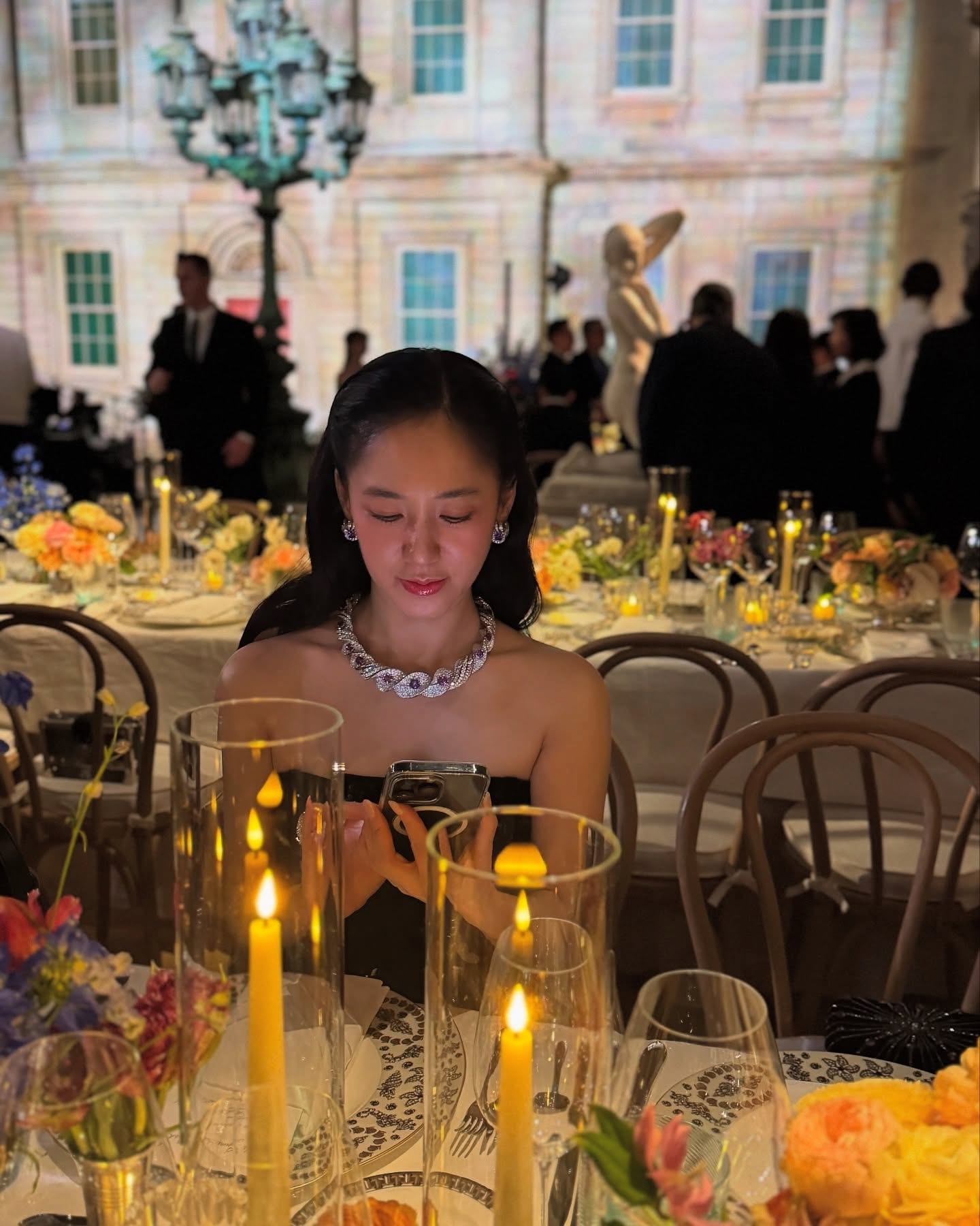 언니 30대 아니세요…?🖤🩵
우아함이라는 단어의 정수, 티파니의 빛💎박주미 언니
박주미가 다시 한번 우아함의 정석을 보여주었습니다.
박주미는 깊은 블루 디테일이 더해진 튜브톱 드레스를 입고 등장해 고혹적인 실루엣을 드러냈으며, 정제된 올백 헤어와 볼드한 주얼리로 클래식한 주얼리 룩의 정수를 보여주었습니다.
다음 날 공개된 아이보리 셋업은 평소 그녀가 보여주던 단아하고 고급스러운 이미지와 완벽히 맞아떨어졌으며, 실루엣만으로 시선을 끄는 스타일링이 인상 깊었습니다.
극적인 드레스부터 절제된 셋업까지 모두 자기 분위기로 소화한 박주미는 또렷한 이목구비와 안정된 이미지로 많은 이들의 워너비로 다시 떠올랐습니다. 이미지3