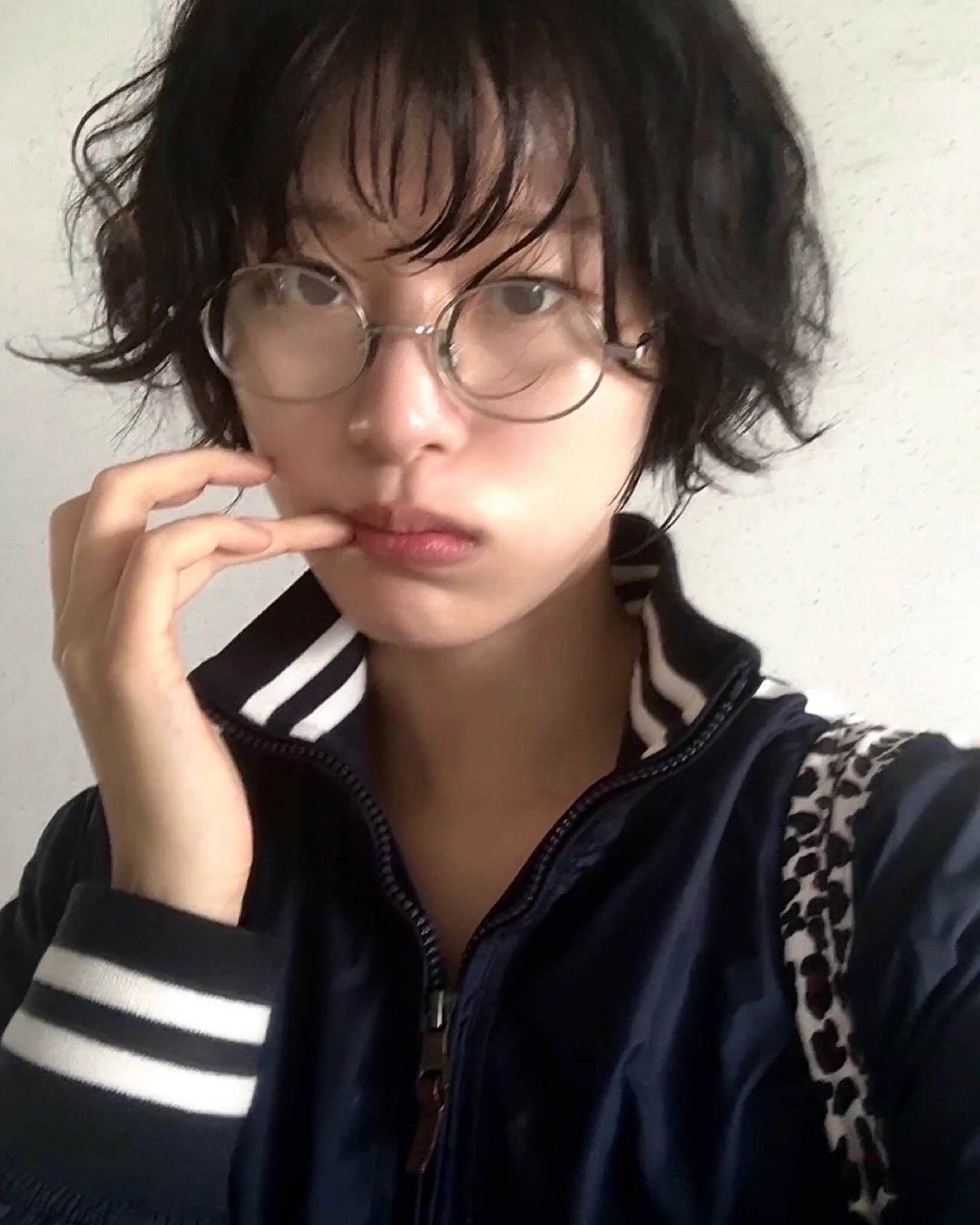 학씨 딸❤️💛사실 예전부터 단발좌
이수경의 힙한 일상룩에 숏컷 조합💇🏻‍♀️🎣너무 예뻐요 이미지7