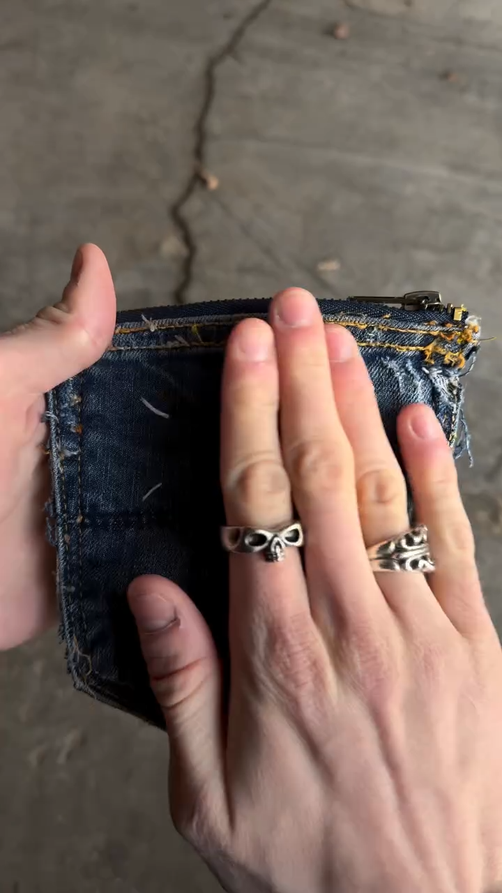 마르지엘라 '진 포켓' 데님 지퍼 월렛

1999년 봄, 마틴 마르지엘라가 선보인 SS99 컬렉션에서 등장한 ‘진 포켓’ 데님 지퍼 월렛은 브랜드의 철학을 오롯이 담아낸 상징적인 아이템인데요.

이 지갑은 빈티지 청바지의 뒷주머니를 해체해 재구성한 업사이클 작품으로, 하나하나 손으로 떼어낸 데님 포켓을 사용해 고유한 텍스처와 형태를 자랑합니다.

청동빛 지퍼 디테일과 내부의 무지 라벨은 마르지엘라 특유의 익명성과 실험 정신을 더욱 강조하며, 현재는 시간이 흘러도 여전히 좋은 상태를 유지하고 있어 소장가치가 높은 아이템으로 평가받고 있죠.

일상적인 소재를 예술로 끌어올리는 마르지엘라의 미학이 집약된 이 월렛은, 단순한 액세서리를 넘어 시대를 반영한 오브제로서의 가치를 지니고 있습니다. 이미지