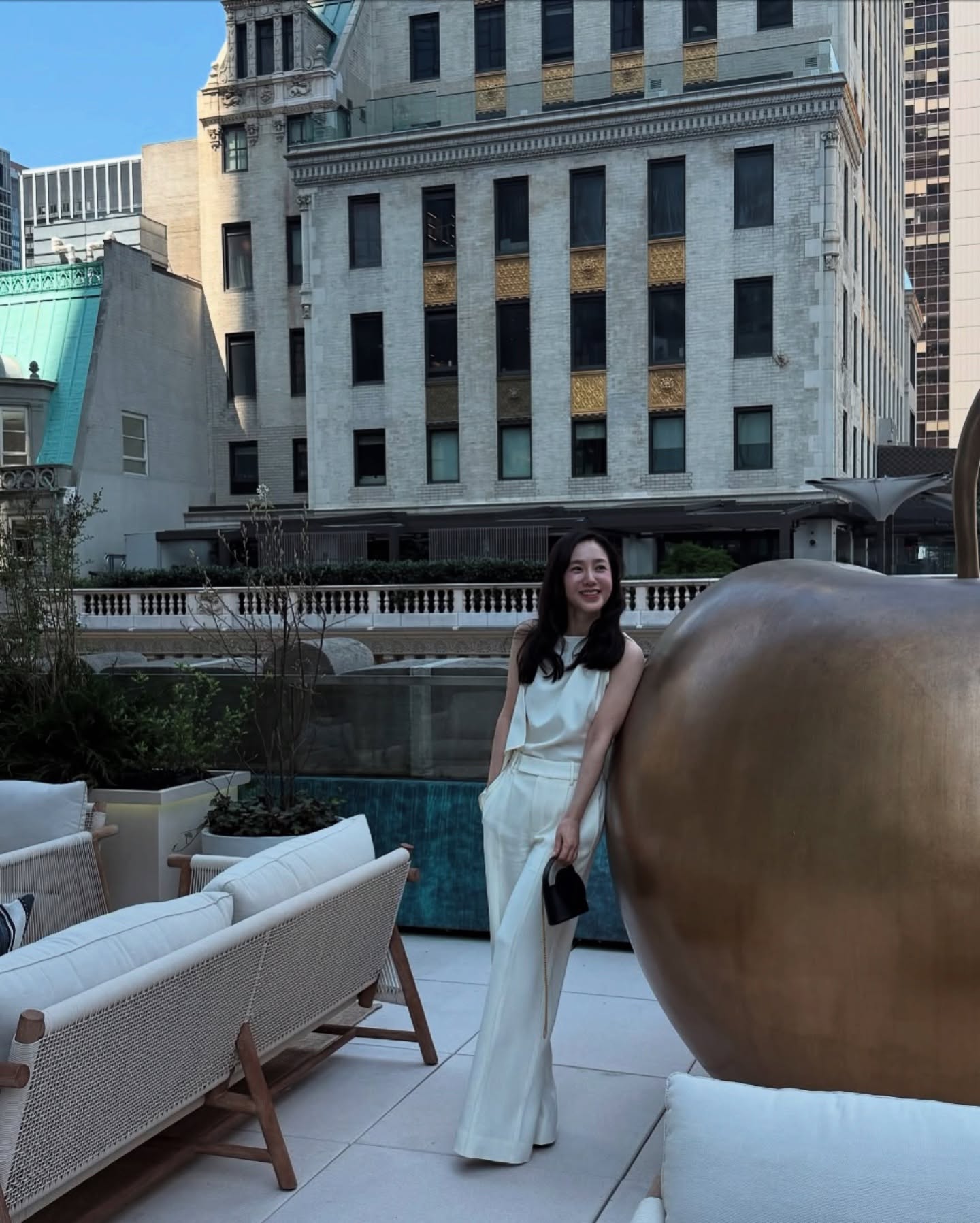 언니 30대 아니세요…?🖤🩵
우아함이라는 단어의 정수, 티파니의 빛💎박주미 언니
박주미가 다시 한번 우아함의 정석을 보여주었습니다.
박주미는 깊은 블루 디테일이 더해진 튜브톱 드레스를 입고 등장해 고혹적인 실루엣을 드러냈으며, 정제된 올백 헤어와 볼드한 주얼리로 클래식한 주얼리 룩의 정수를 보여주었습니다.
다음 날 공개된 아이보리 셋업은 평소 그녀가 보여주던 단아하고 고급스러운 이미지와 완벽히 맞아떨어졌으며, 실루엣만으로 시선을 끄는 스타일링이 인상 깊었습니다.
극적인 드레스부터 절제된 셋업까지 모두 자기 분위기로 소화한 박주미는 또렷한 이목구비와 안정된 이미지로 많은 이들의 워너비로 다시 떠올랐습니다. 이미지7