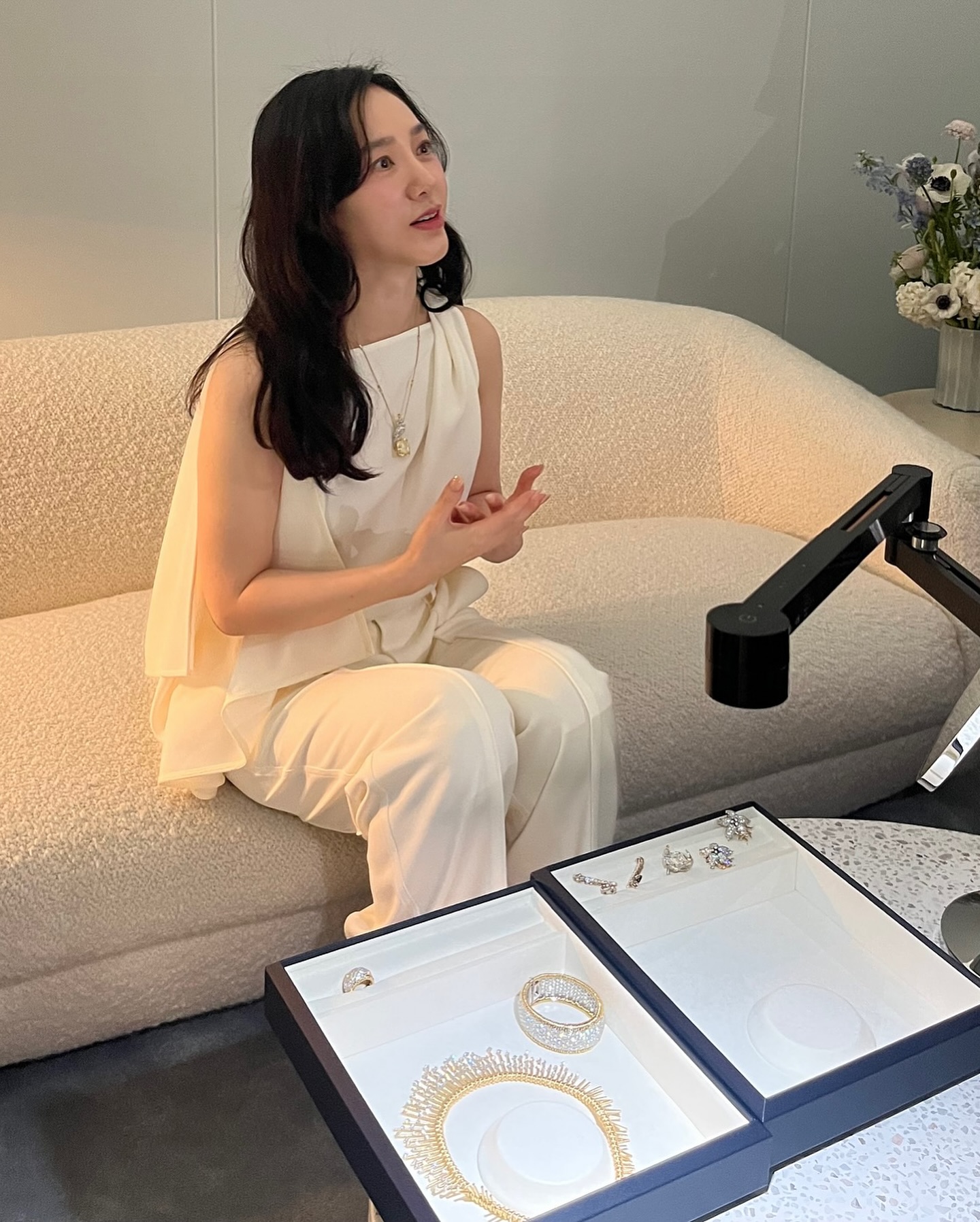 언니 30대 아니세요…?🖤🩵
우아함이라는 단어의 정수, 티파니의 빛💎박주미 언니
박주미가 다시 한번 우아함의 정석을 보여주었습니다.
박주미는 깊은 블루 디테일이 더해진 튜브톱 드레스를 입고 등장해 고혹적인 실루엣을 드러냈으며, 정제된 올백 헤어와 볼드한 주얼리로 클래식한 주얼리 룩의 정수를 보여주었습니다.
다음 날 공개된 아이보리 셋업은 평소 그녀가 보여주던 단아하고 고급스러운 이미지와 완벽히 맞아떨어졌으며, 실루엣만으로 시선을 끄는 스타일링이 인상 깊었습니다.
극적인 드레스부터 절제된 셋업까지 모두 자기 분위기로 소화한 박주미는 또렷한 이목구비와 안정된 이미지로 많은 이들의 워너비로 다시 떠올랐습니다. 이미지10