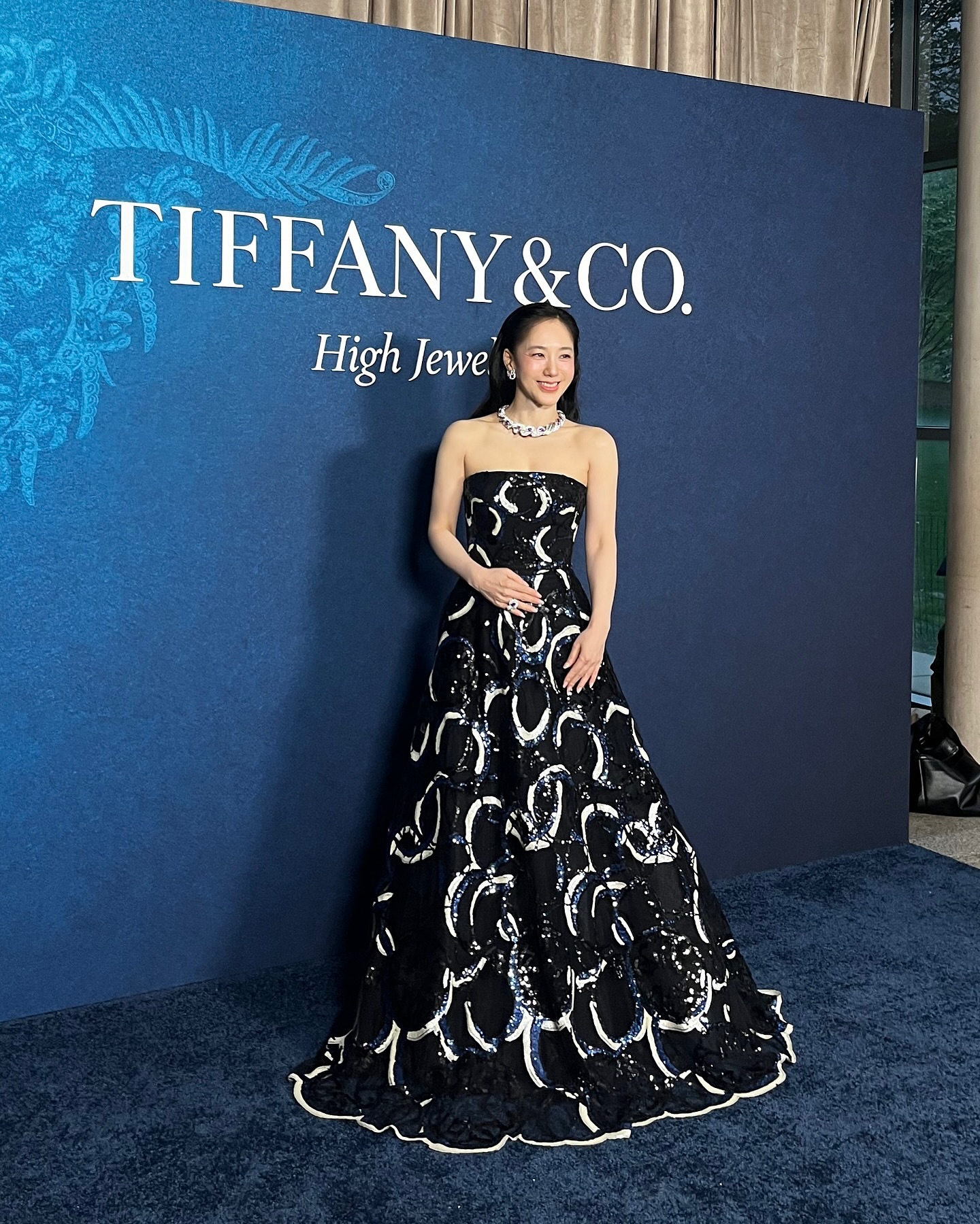 언니 30대 아니세요…?🖤🩵
우아함이라는 단어의 정수, 티파니의 빛💎박주미 언니
박주미가 다시 한번 우아함의 정석을 보여주었습니다.
박주미는 깊은 블루 디테일이 더해진 튜브톱 드레스를 입고 등장해 고혹적인 실루엣을 드러냈으며, 정제된 올백 헤어와 볼드한 주얼리로 클래식한 주얼리 룩의 정수를 보여주었습니다.
다음 날 공개된 아이보리 셋업은 평소 그녀가 보여주던 단아하고 고급스러운 이미지와 완벽히 맞아떨어졌으며, 실루엣만으로 시선을 끄는 스타일링이 인상 깊었습니다.
극적인 드레스부터 절제된 셋업까지 모두 자기 분위기로 소화한 박주미는 또렷한 이목구비와 안정된 이미지로 많은 이들의 워너비로 다시 떠올랐습니다. 이미지4