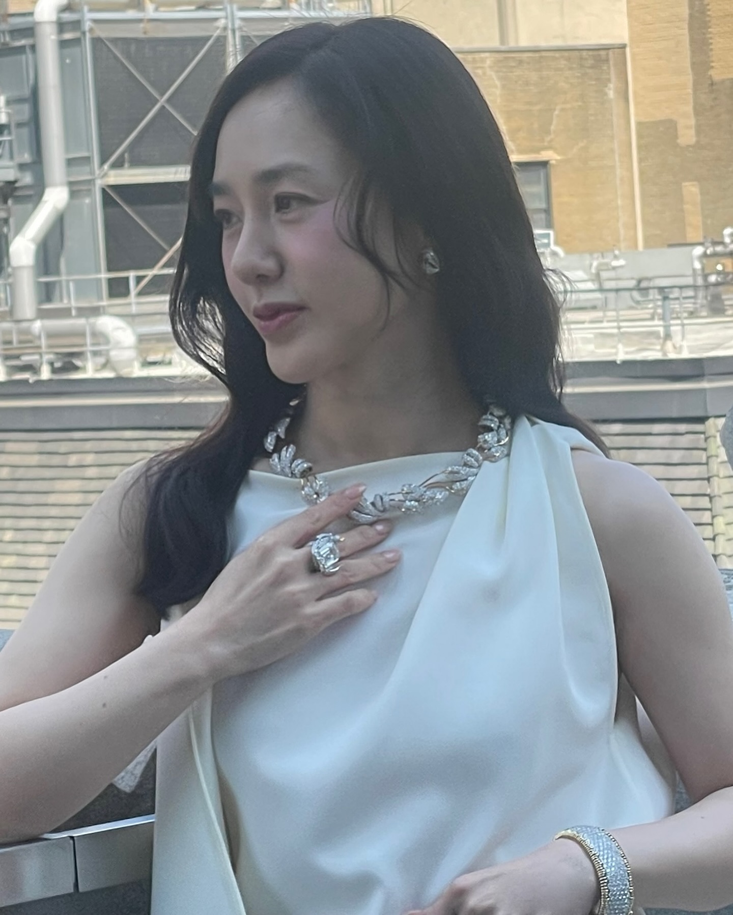 언니 30대 아니세요…?🖤🩵
우아함이라는 단어의 정수, 티파니의 빛💎박주미 언니
박주미가 다시 한번 우아함의 정석을 보여주었습니다.
박주미는 깊은 블루 디테일이 더해진 튜브톱 드레스를 입고 등장해 고혹적인 실루엣을 드러냈으며, 정제된 올백 헤어와 볼드한 주얼리로 클래식한 주얼리 룩의 정수를 보여주었습니다.
다음 날 공개된 아이보리 셋업은 평소 그녀가 보여주던 단아하고 고급스러운 이미지와 완벽히 맞아떨어졌으며, 실루엣만으로 시선을 끄는 스타일링이 인상 깊었습니다.
극적인 드레스부터 절제된 셋업까지 모두 자기 분위기로 소화한 박주미는 또렷한 이목구비와 안정된 이미지로 많은 이들의 워너비로 다시 떠올랐습니다. 이미지8