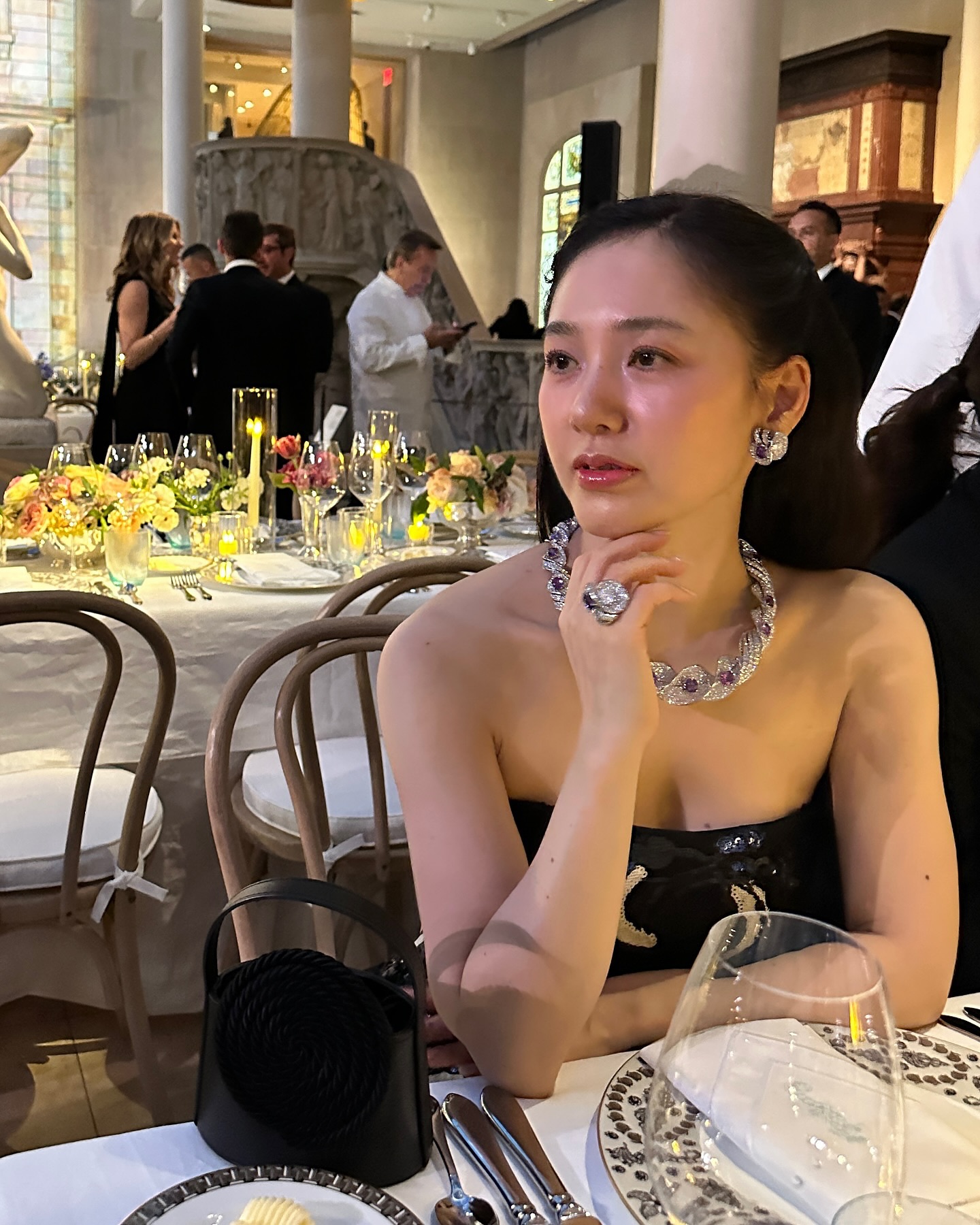 언니 30대 아니세요…?🖤🩵
우아함이라는 단어의 정수, 티파니의 빛💎박주미 언니
박주미가 다시 한번 우아함의 정석을 보여주었습니다.
박주미는 깊은 블루 디테일이 더해진 튜브톱 드레스를 입고 등장해 고혹적인 실루엣을 드러냈으며, 정제된 올백 헤어와 볼드한 주얼리로 클래식한 주얼리 룩의 정수를 보여주었습니다.
다음 날 공개된 아이보리 셋업은 평소 그녀가 보여주던 단아하고 고급스러운 이미지와 완벽히 맞아떨어졌으며, 실루엣만으로 시선을 끄는 스타일링이 인상 깊었습니다.
극적인 드레스부터 절제된 셋업까지 모두 자기 분위기로 소화한 박주미는 또렷한 이목구비와 안정된 이미지로 많은 이들의 워너비로 다시 떠올랐습니다. 이미지5