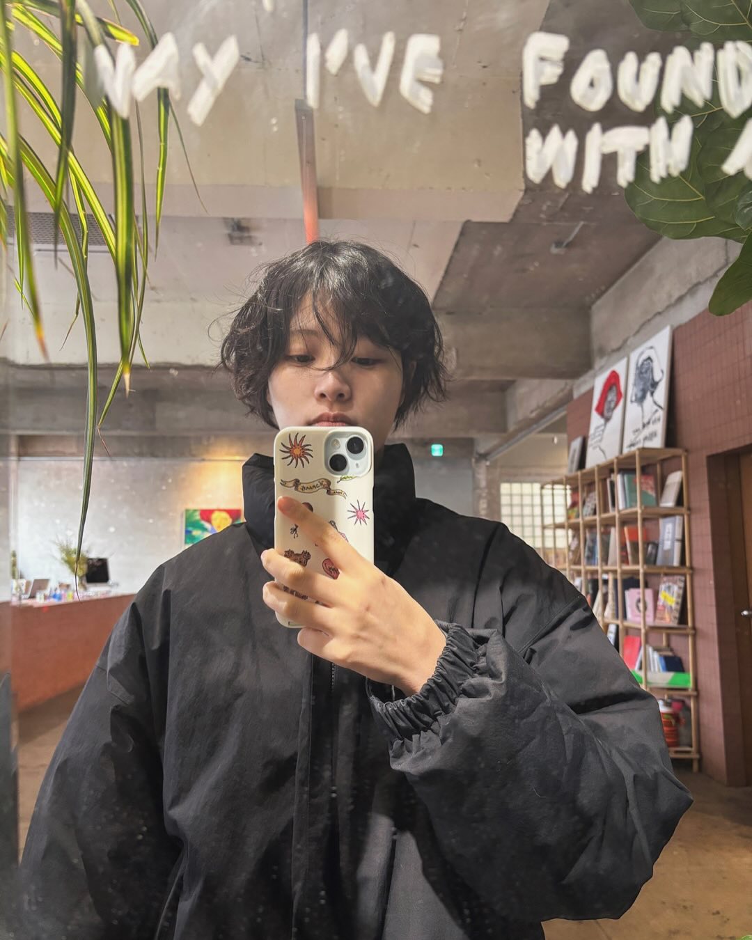 학씨 딸❤️💛사실 예전부터 단발좌
이수경의 힙한 일상룩에 숏컷 조합💇🏻‍♀️🎣너무 예뻐요 이미지4