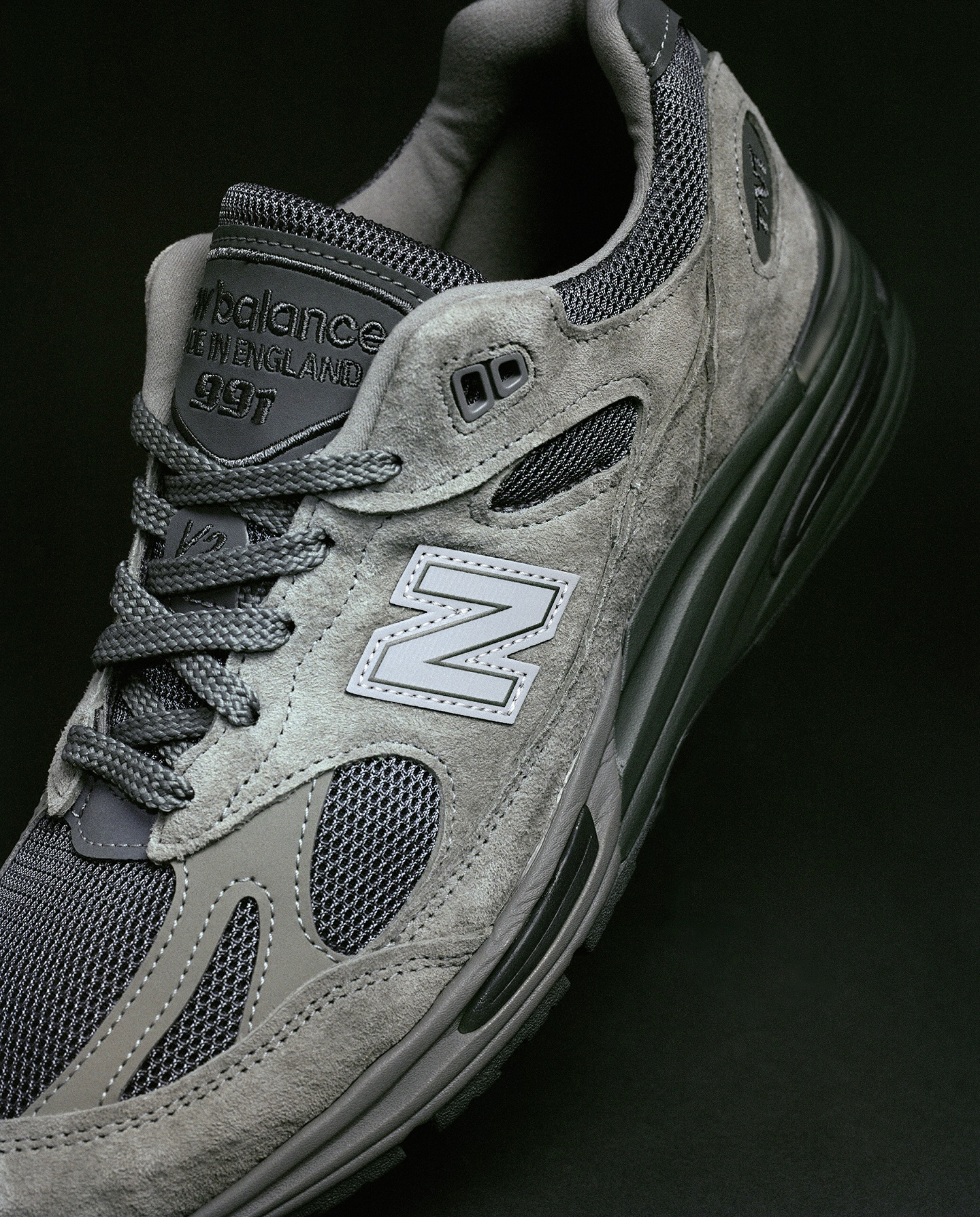 디네뎃 감성을 더한 991👟

디스이즈네버댓(thisisneverthat)과 뉴발란스(New Balance)가 다시 한번 클래식 아이템으로 돌아왔습니다.

MADE in UK 라인의 991v2를 베이스로, 세이지 그레이 컬러에 디네뎃의 감성이 들어간 슈즈입니다.

스트릿과 헤리티지의 조화🇰🇷🇬🇧 이미지