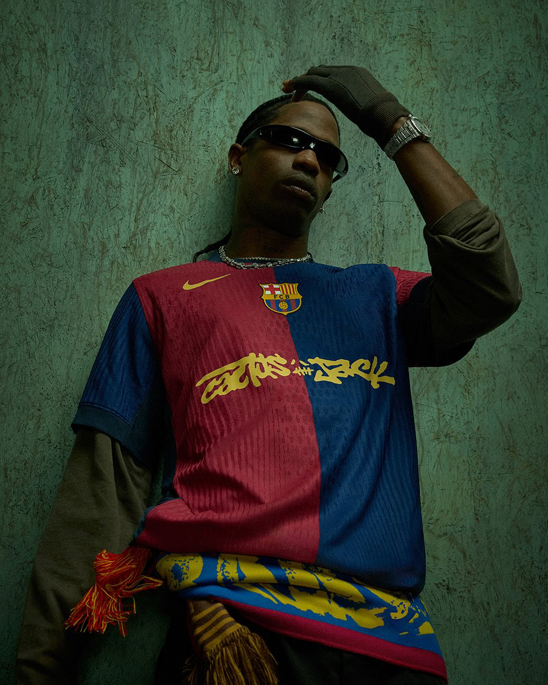 캑터스잭 x FC 바르셀로나 유니폼 공개⚽️🔥

트래비스스캇(travisscott)과 바르셀로나(fcbarcelona)가 역대급 협업 제품을 선보였습니다. 

바르샤의 상징적인 유니폼 위에 캑터스 잭(Cactus Jack)의 그래피티 로고가 더해진 스페셜 에디션이 공개됐습니다.

스캇과 바르셀로나의 협업은 이전부터 큰 관심을 모았으며 축구 유니폼 뿐 아니라 후드 제품도 볼 수 있습니다.

필드까지 점령한 스캇🌵 이미지1