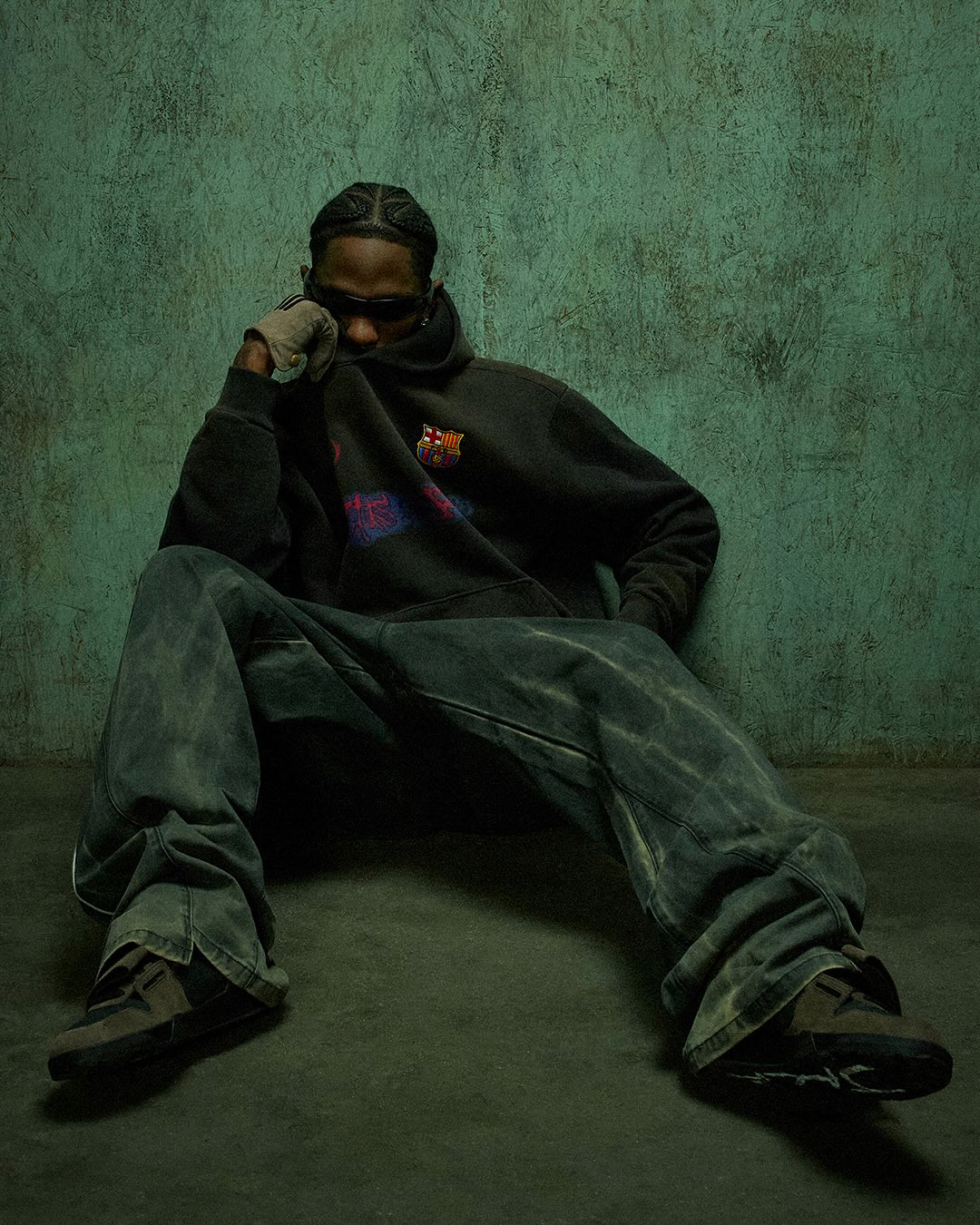 캑터스잭 x FC 바르셀로나 유니폼 공개⚽️🔥

트래비스스캇(travisscott)과 바르셀로나(fcbarcelona)가 역대급 협업 제품을 선보였습니다. 

바르샤의 상징적인 유니폼 위에 캑터스 잭(Cactus Jack)의 그래피티 로고가 더해진 스페셜 에디션이 공개됐습니다.

스캇과 바르셀로나의 협업은 이전부터 큰 관심을 모았으며 축구 유니폼 뿐 아니라 후드 제품도 볼 수 있습니다.

필드까지 점령한 스캇🌵 이미지4