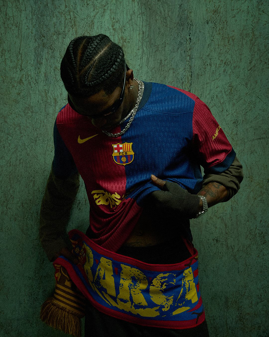 캑터스잭 x FC 바르셀로나 유니폼 공개⚽️🔥

트래비스스캇(travisscott)과 바르셀로나(fcbarcelona)가 역대급 협업 제품을 선보였습니다. 

바르샤의 상징적인 유니폼 위에 캑터스 잭(Cactus Jack)의 그래피티 로고가 더해진 스페셜 에디션이 공개됐습니다.

스캇과 바르셀로나의 협업은 이전부터 큰 관심을 모았으며 축구 유니폼 뿐 아니라 후드 제품도 볼 수 있습니다.

필드까지 점령한 스캇🌵 이미지3
