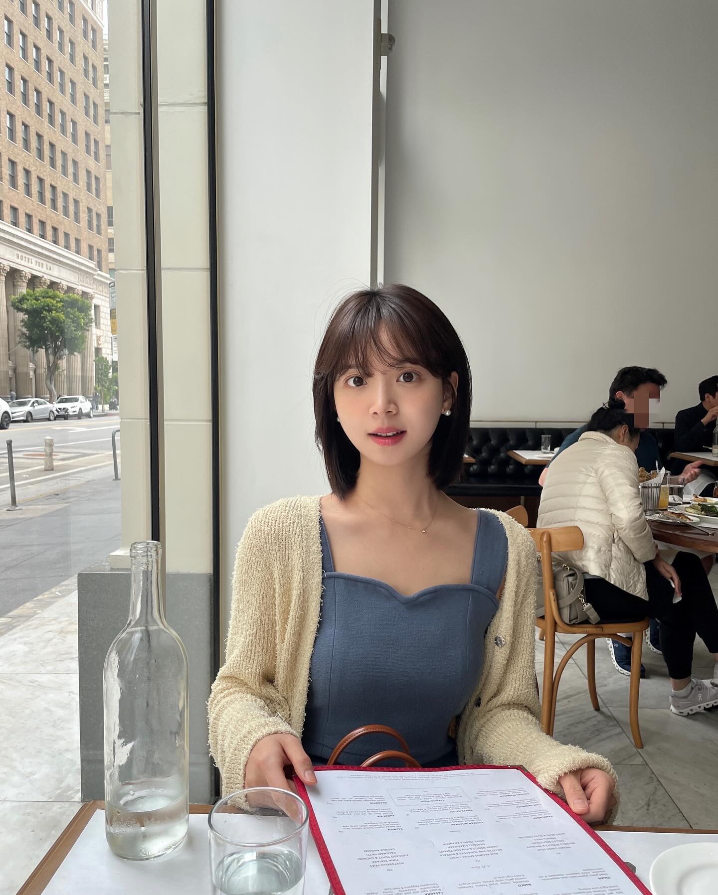 요즘 인기 많은 단발 스타일링🙍🏻‍♀️✂️

단발이 대세로 떠오르며 다양한 스타일링이 주목받고 있는데요. 얼굴형을 보완하고 세련미까지 더해주는 단발컷, 오늘은 얼굴형별 추천 스타일로 나에게 꼭 맞는 단발을 찾아보세요.🖤

1. 허쉬컷: 레이어드로 흐르는 텍스처가 볼륨은 살리고 무게감은 덜어줘, 볼살 있는 둥근 얼굴형에 날렵한 인상을 더해줍니다.

2. 허그컷: C컬이 자연스럽게 얼굴선을 감싸며, 각지고 턱선이 도드라진 얼굴형을 한층 부드럽고 입체적으로 만들어줍니다.

3. 태슬컷: 뚝 떨어지는 직선 커트가 시선을 아래로 분산시켜, 이마가 넓고 얼굴이 긴 얼굴형에 안정감을 주며 도시적인 분위기를 연출합니다.

4. 단발 S컬 펌: 물결처럼 흐르는 곡선이 광대가 넓거나 턱이 뾰족한 얼굴형의 날카로움을 감싸주며, 얼굴형에 상관없이 여성스러운 무드를 완성해줍니다. 이미지4